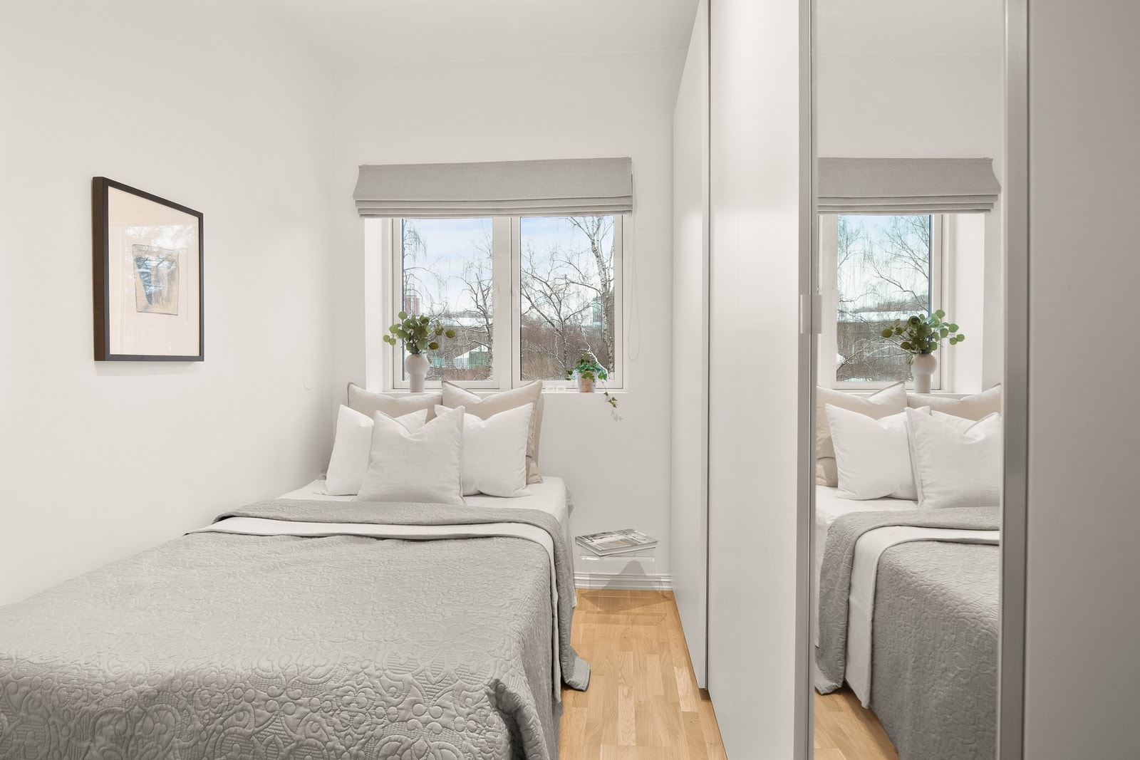 Soverom med plass til 120 cm seng og praktisk garderobeskap langs én vegg. Galleribilde