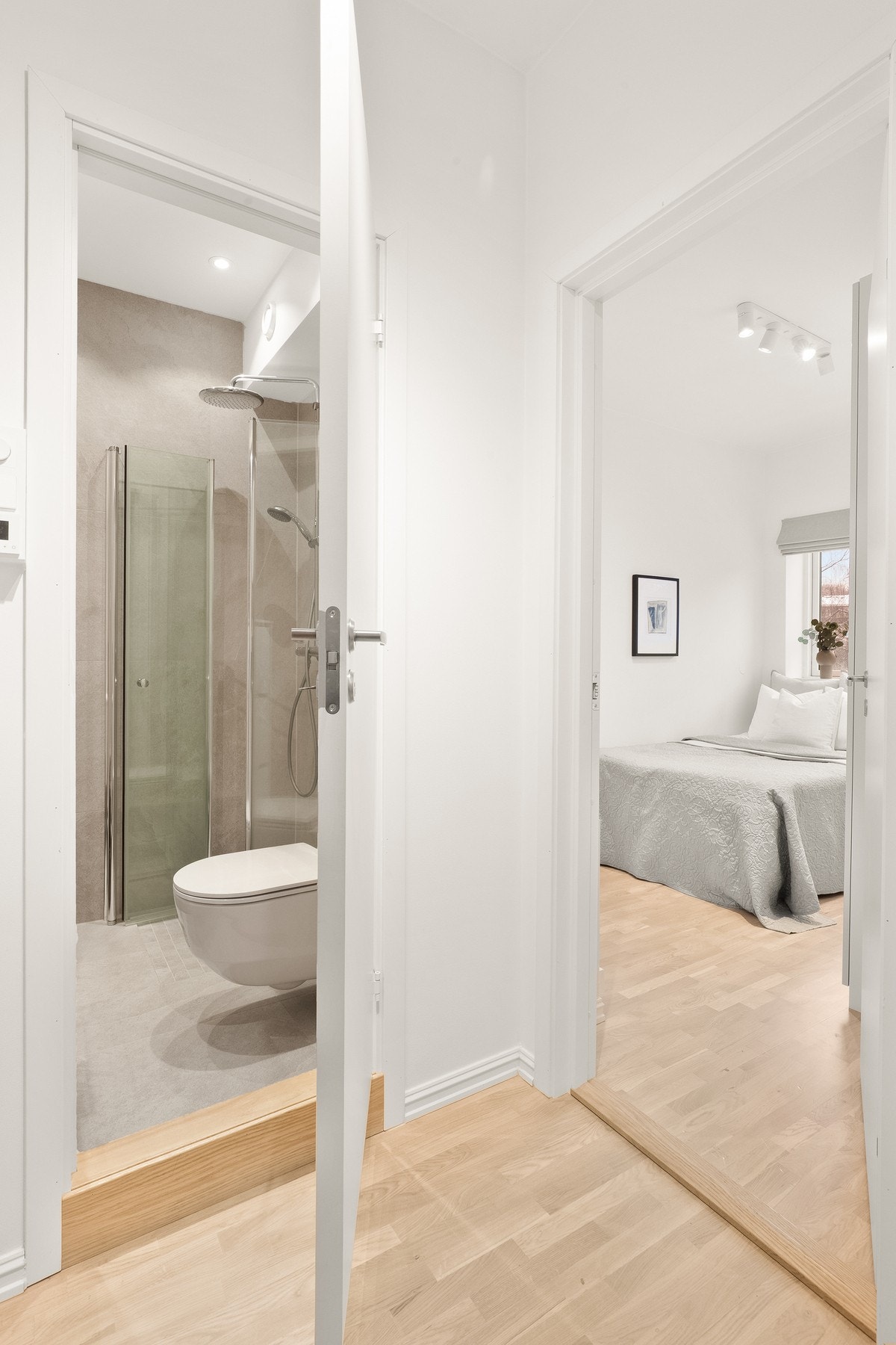 Pent bad samt et lyst og behagelig soverom. Galleribilde