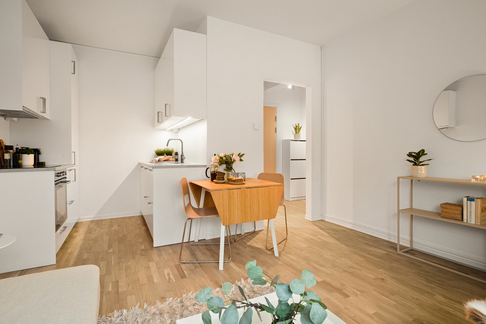 Stuen har en sosial, åpen løsning mot kjøkkenet, og det er plass til en hyggelig spiseplass i tilknytning til kjøkkenet. Galleribilde