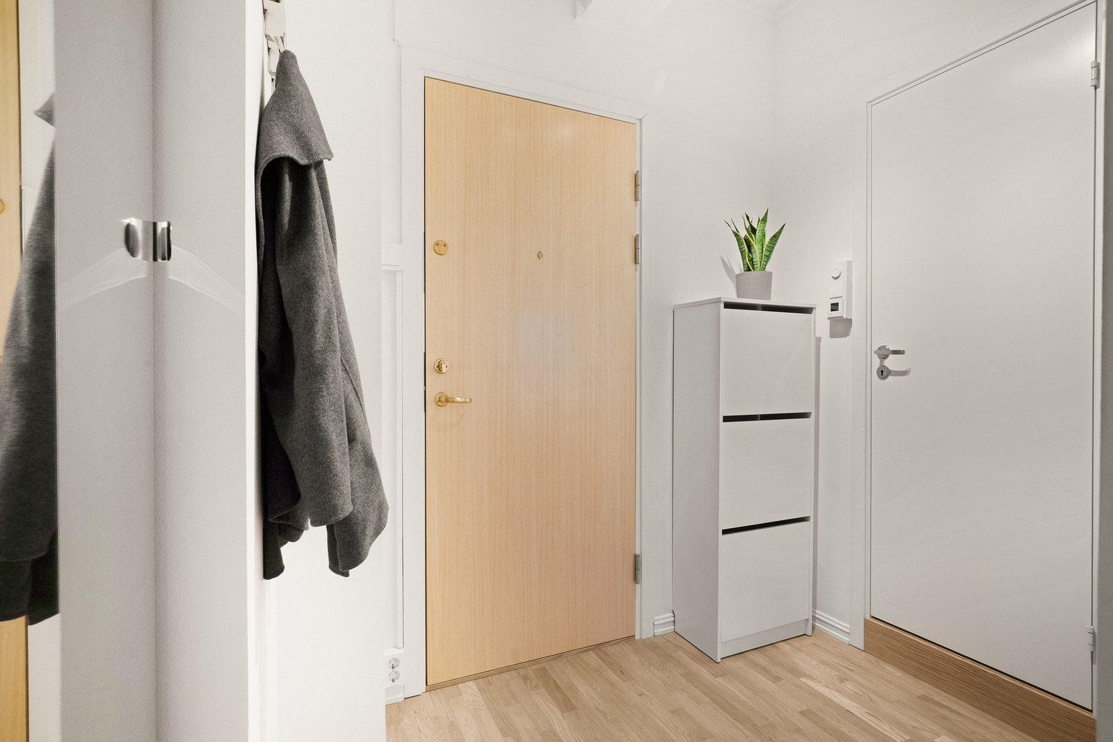 Velkommen inn til en lys og flott 2-roms leilighet. Entré med plass til å henge fra seg yttertøy i skap med speilfront. Galleribilde