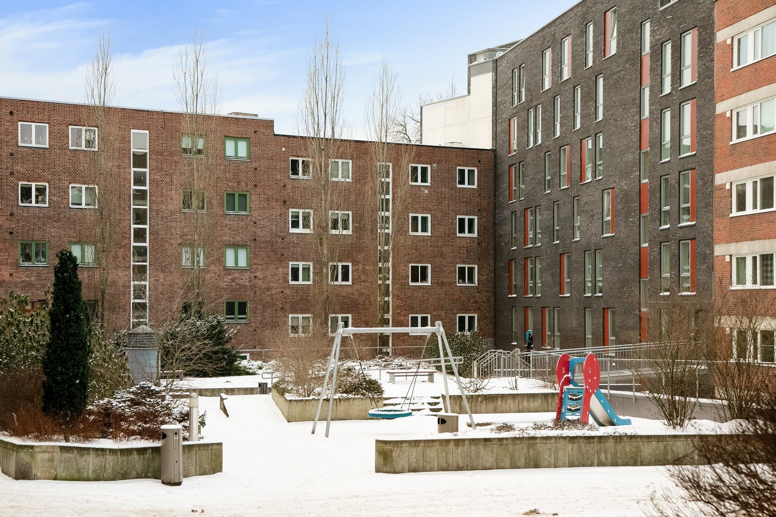 Felles tomten er pent opparbeidet med gressplen, variert beplantning, sittegrupper, lekeapparater samt asfalterte internveier. Galleribilde