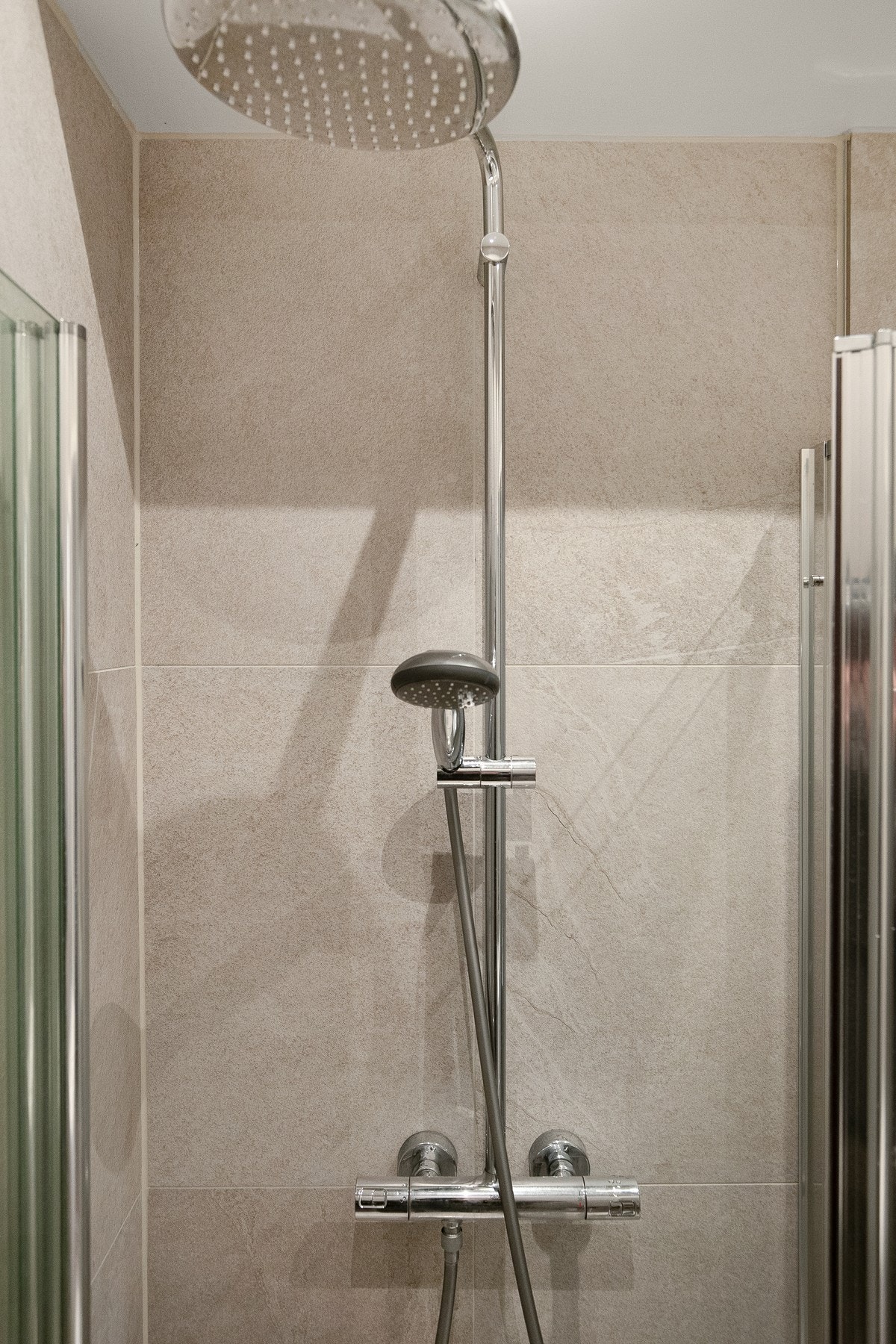 Dusj på gulv med innfellbare dører i herdet glass. Galleribilde