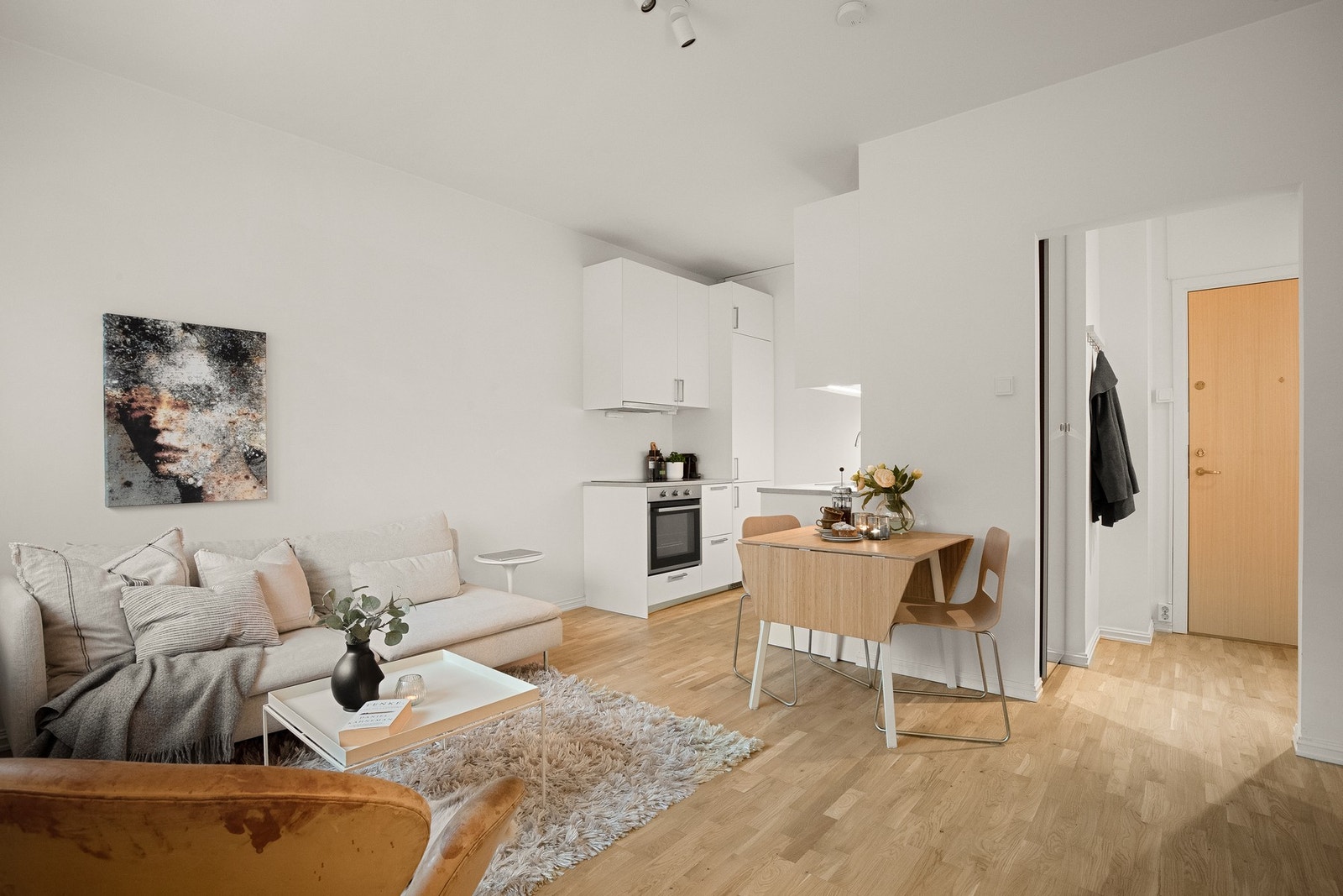 Leiligheten har gjennomgående parkett i alle rom. Galleribilde