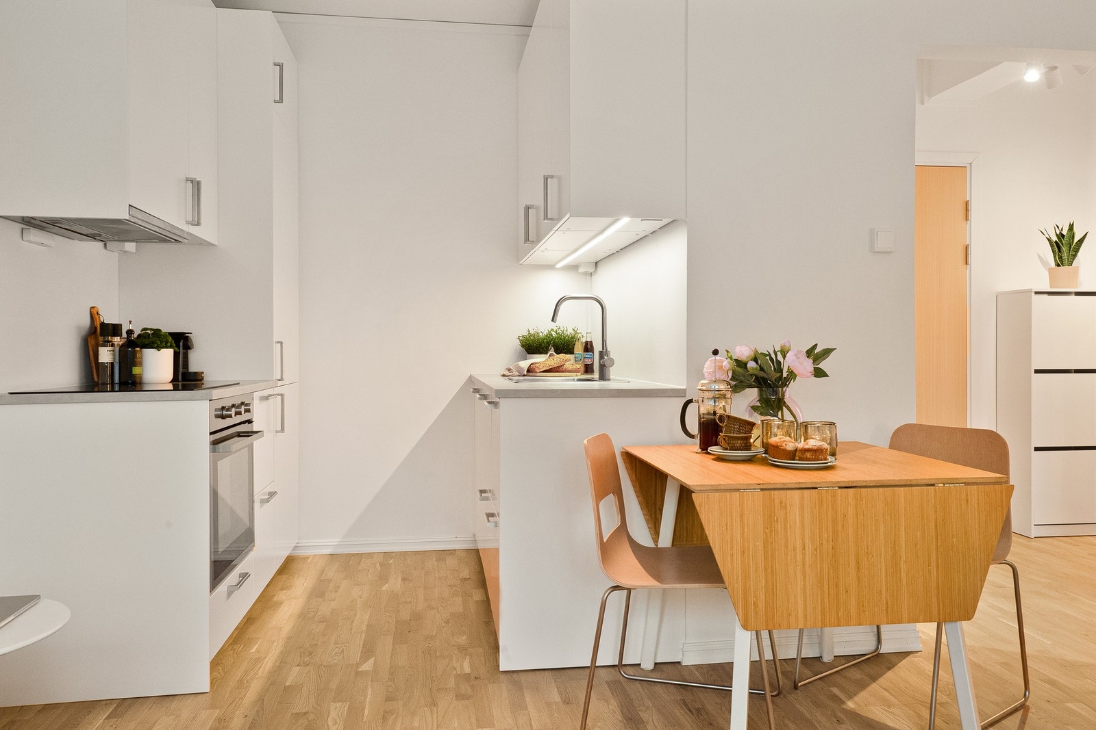 Kjøkken med stilren IKEA-kjøkkeninnredning med glatte fronter (2024). Galleribilde