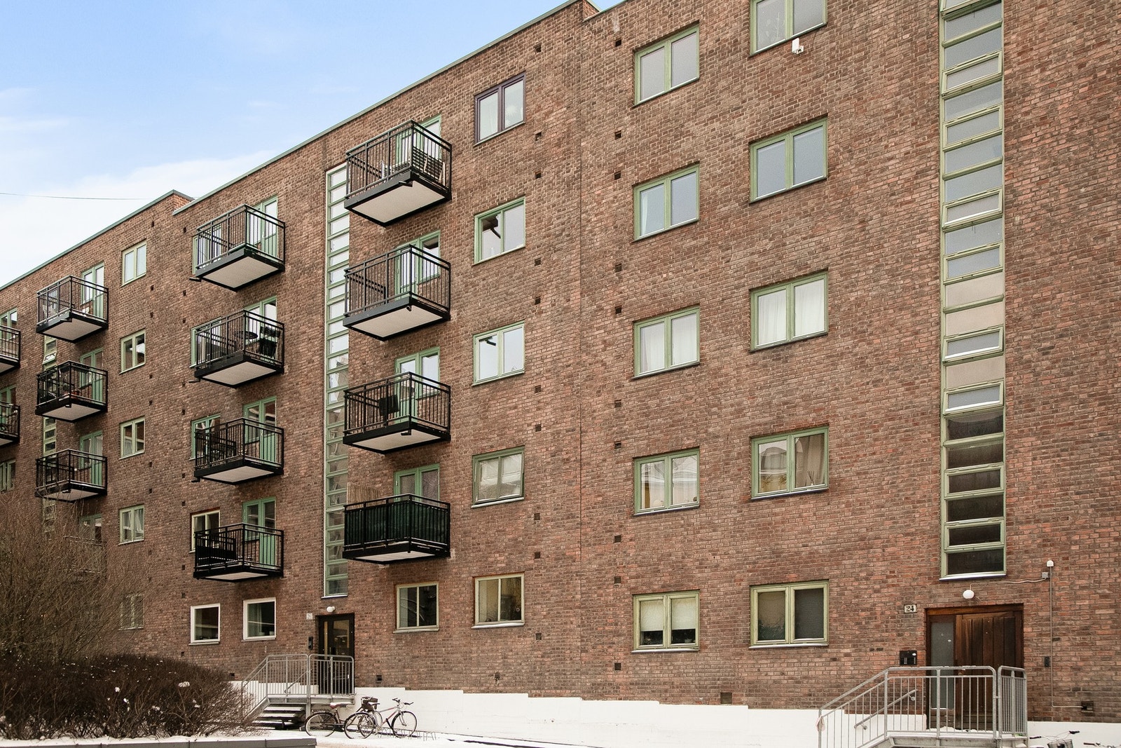 Leiligheten har inngang via rolig bakgård, med dørtelefon (callinganlegg). Velkommen til visning! Galleribilde