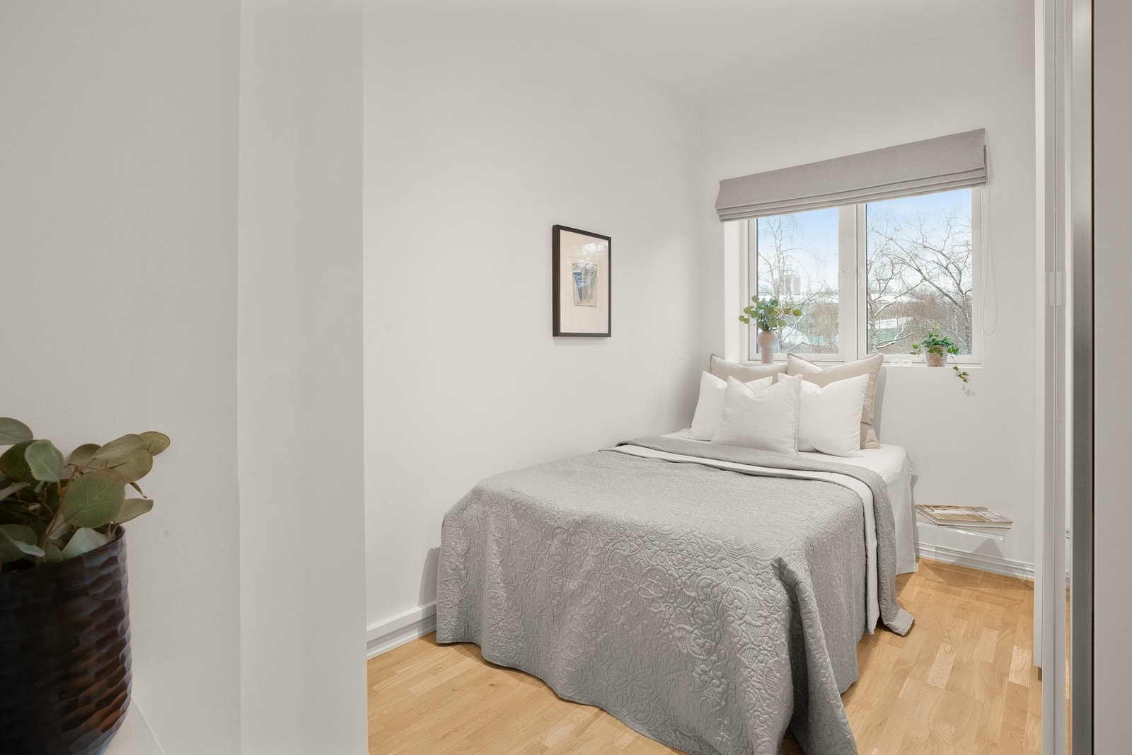 Lyst og behagelig soverom med god oppbevaringsplass. Galleribilde