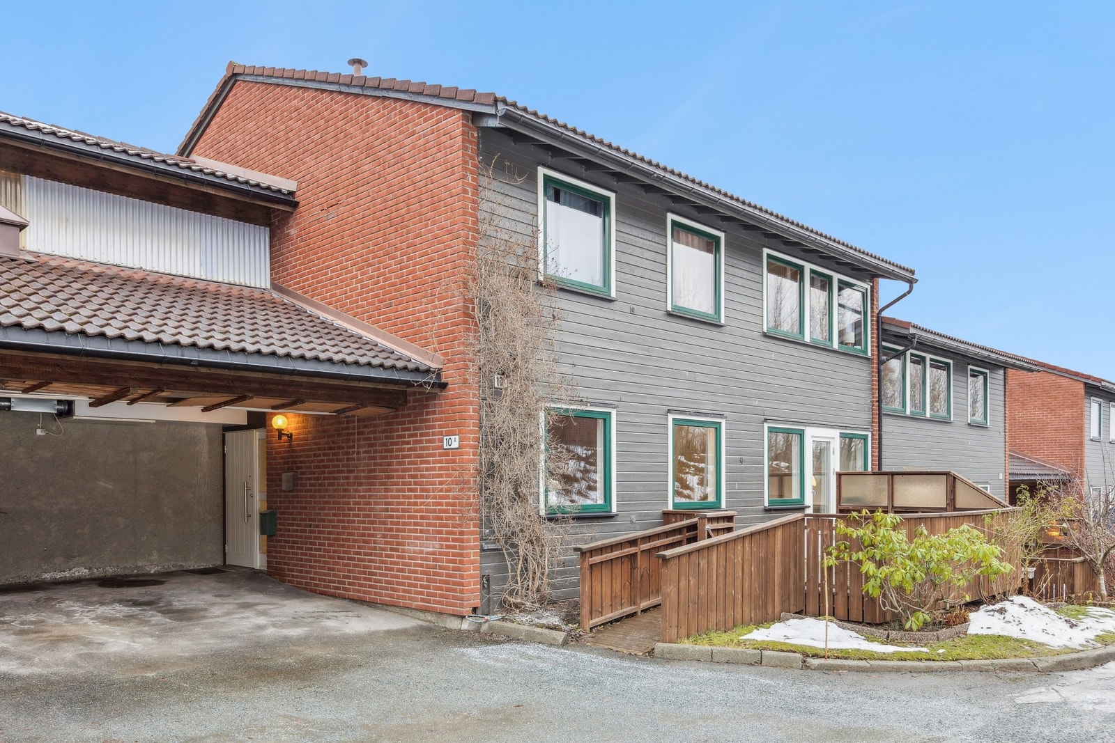 Velkommen til Midelfarts veg 10A!
Leiligheten har egen carport og rullestolrampe opp til terrassen. Galleribilde