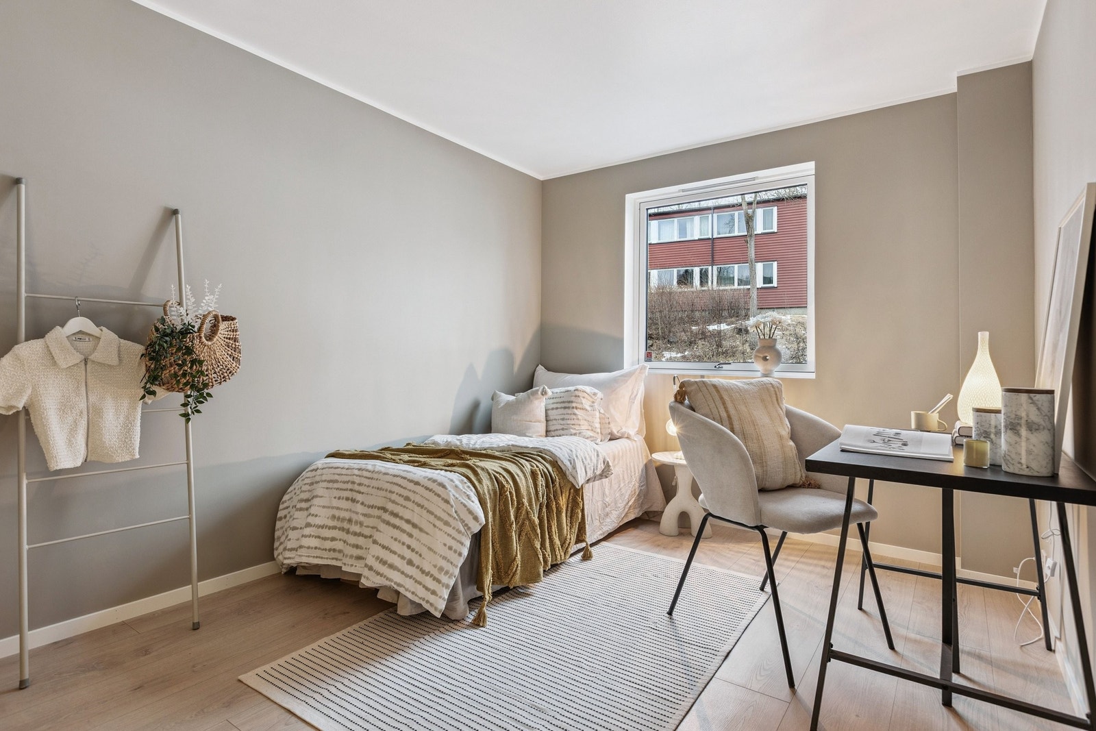 Soverom 2 er også på hele 11m2 og er malt i innbydende, duse farger. Galleribilde