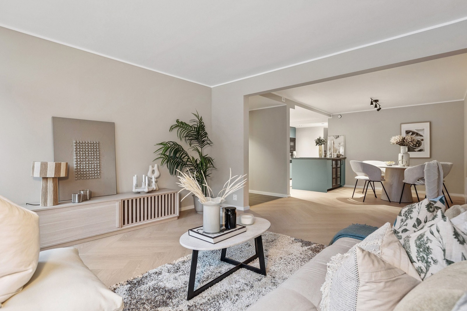 Den åpne løsningen med stue og kjøkken strekker seg over nesten 40m2. Galleribilde