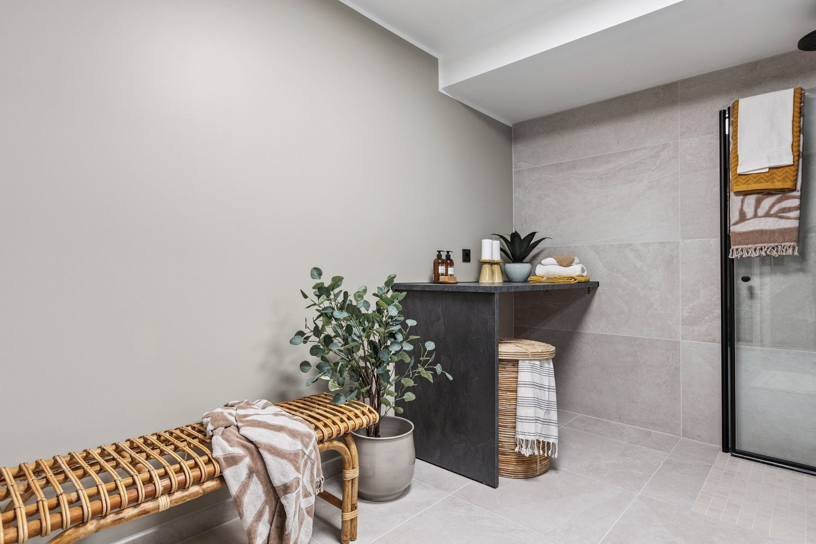 Halve badet har lekre storformatfliser, resten er malte flater i moderne farger. Det er opplegg for vaskemaskin og tørketrommel under benk/stellebord. Galleribilde