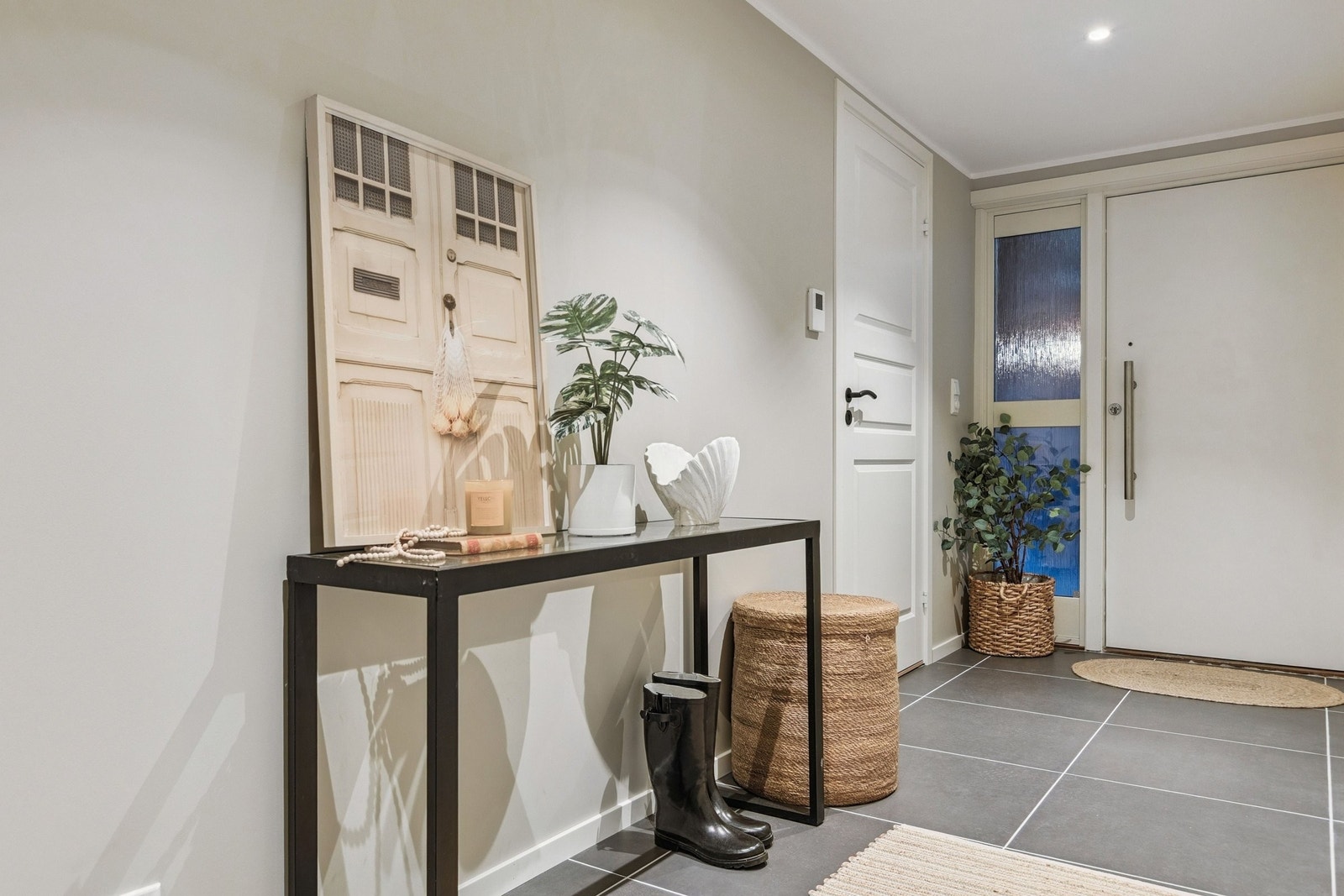 Stor og luftig entrè med flislagt gulv som gir stort spillerom for interiørløsninger. Galleribilde