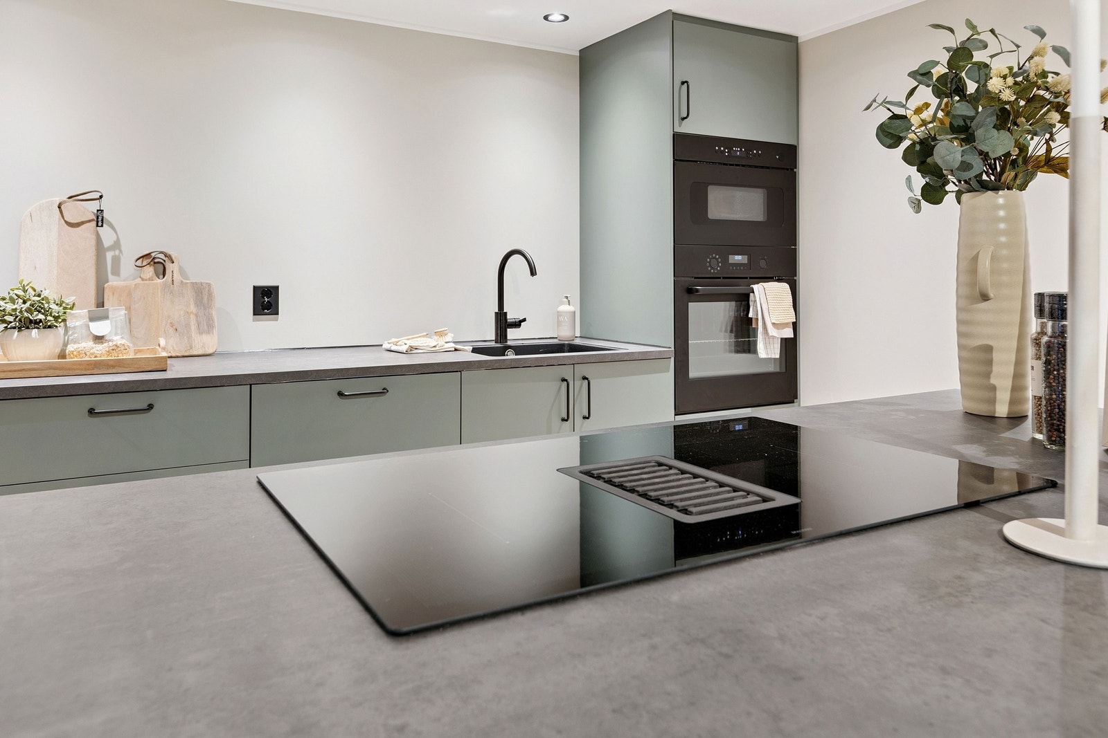 Kjøkkenet er utstyrt med hele 80cm steketopp med integrert ventilator. Galleribilde