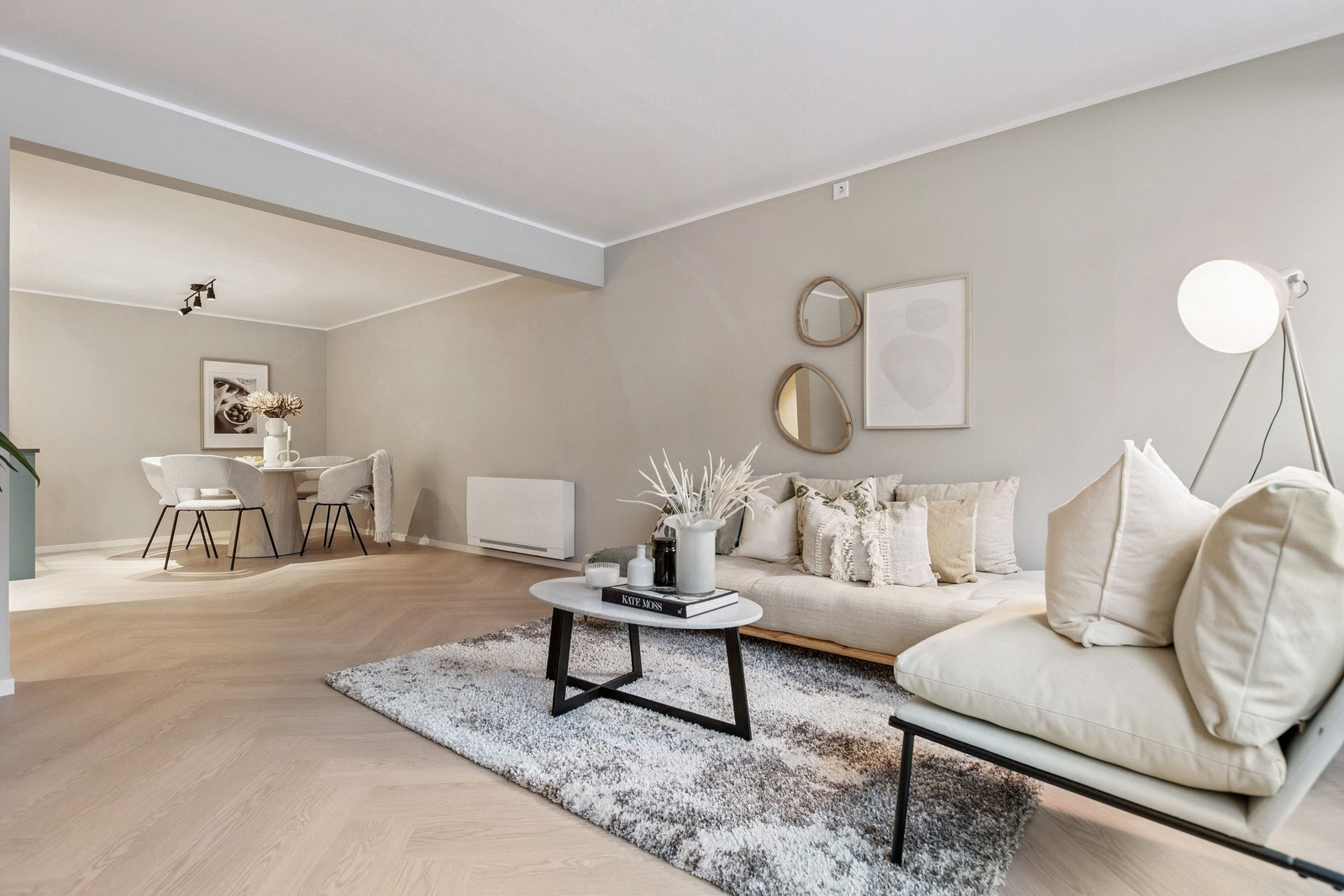 Leiligheten har en strålende planløsning hvor du får stue og spisestue i åpen løsning med utgang til privat terrasse. Galleribilde