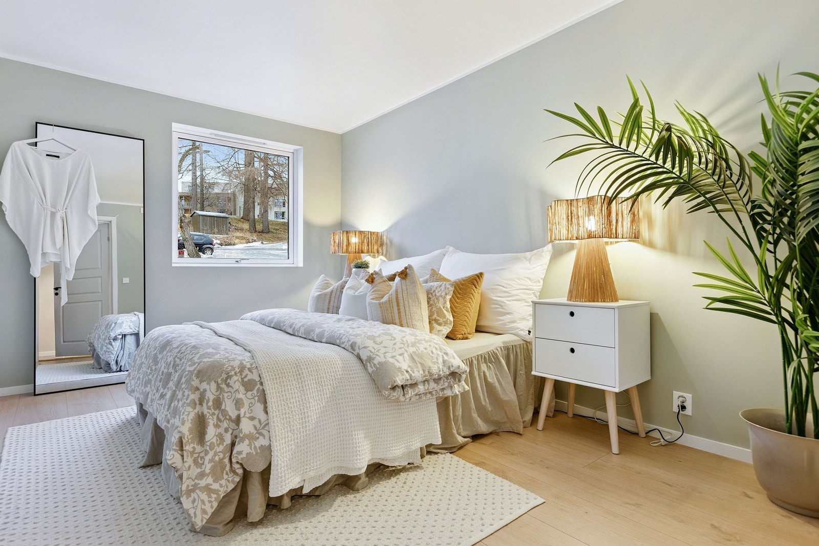 Stort og innbydende soverom på hele 11m2 som åpner for flere møbleringsmuligheter. Galleribilde