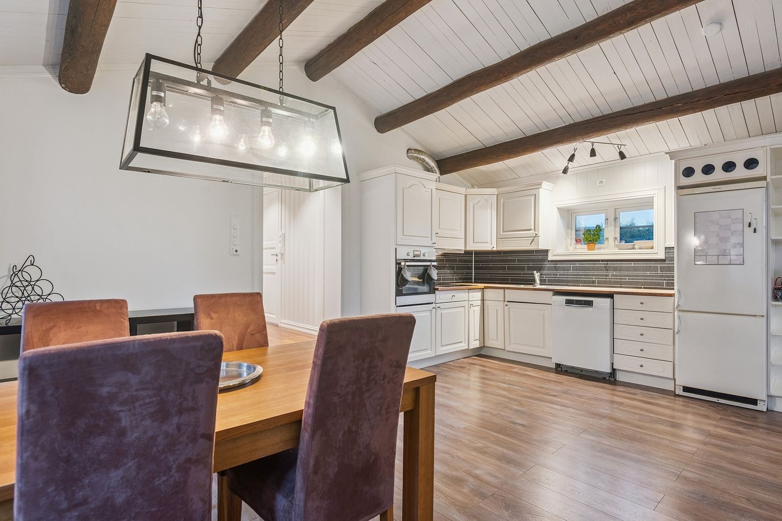 Trivelig kjøkken med god benk- og skapplass, samt nødvendige frittstående hvitevarer. Galleribilde