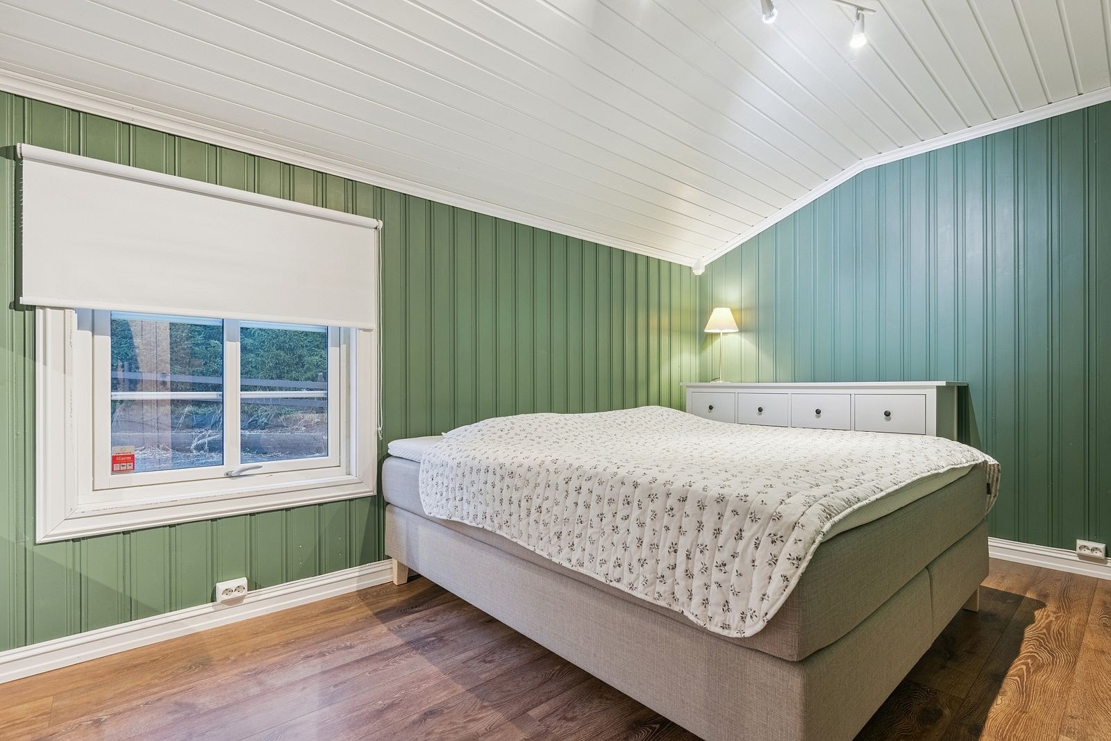 To soverom, hovedsoverom med plass til dobbeltseng. Galleribilde