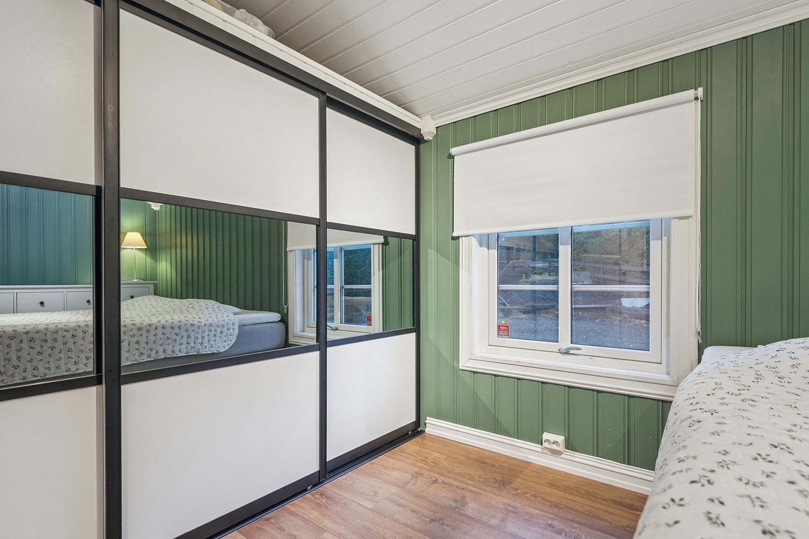 Hovedsoverommet har en romslig skyvedørsgarderobe med gode oppbevaringsløsninger. Galleribilde