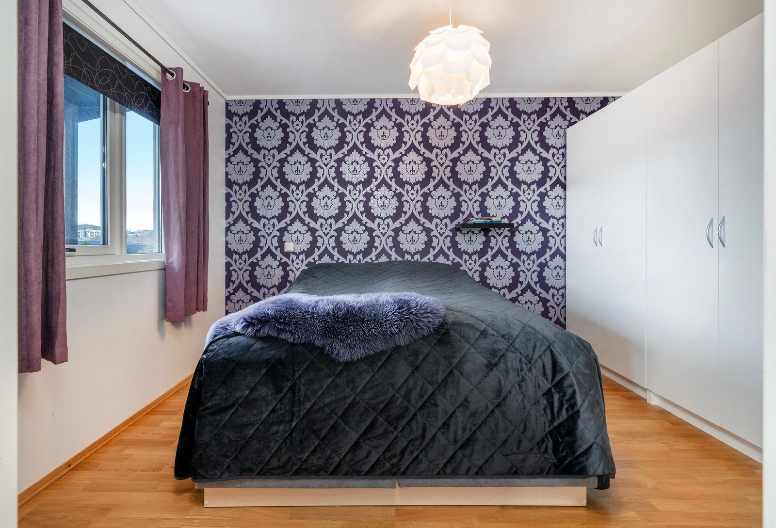 Hovedsoverom med god plass til dobbeltseng. Galleribilde