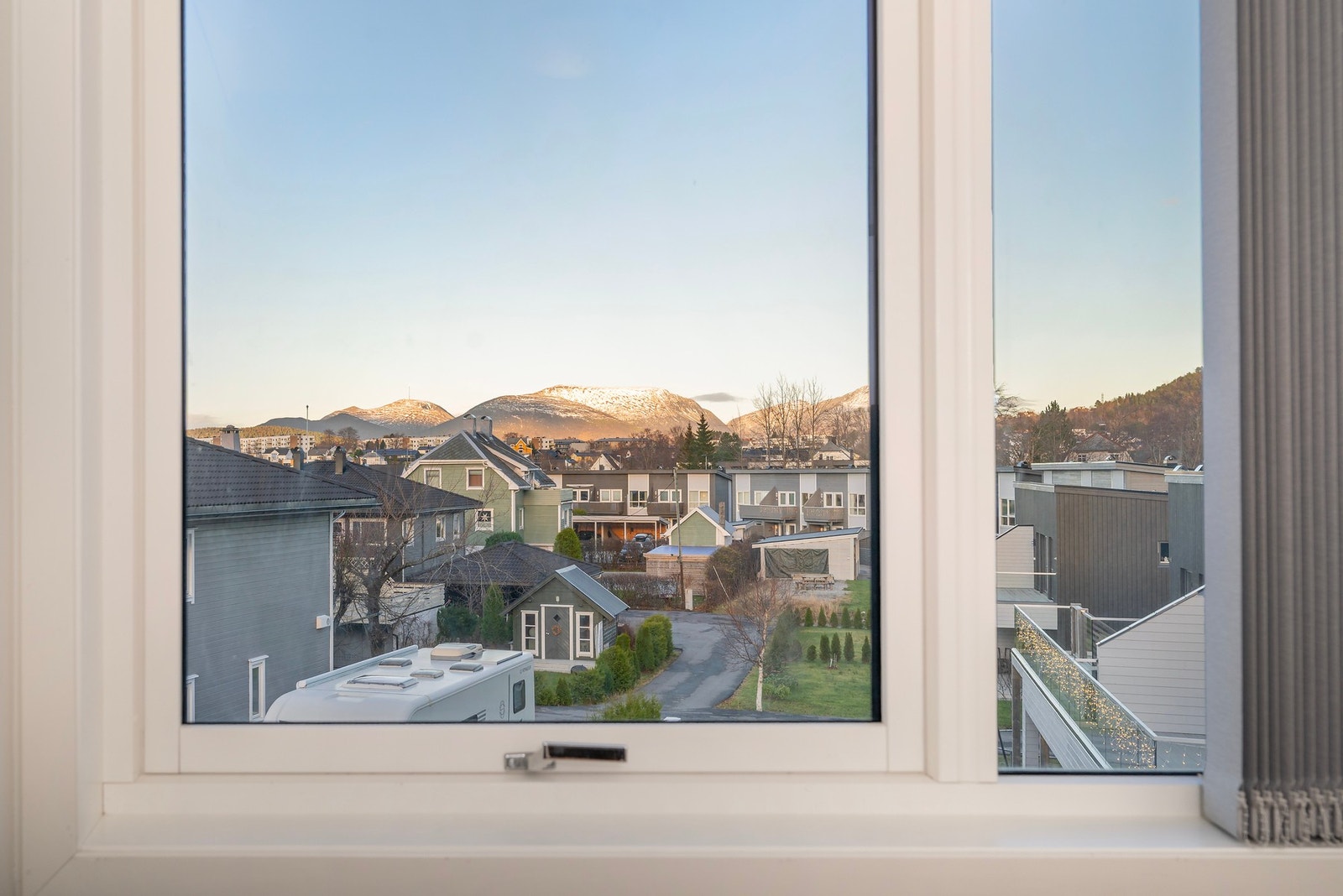 Leiligheten ligger noe sør for Spjelkavik sentrum. Galleribilde