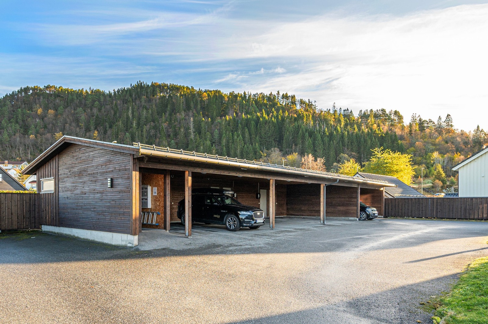 I tillegg medfølger det carport med bod i bakkant på ca. 5 m². Galleribilde
