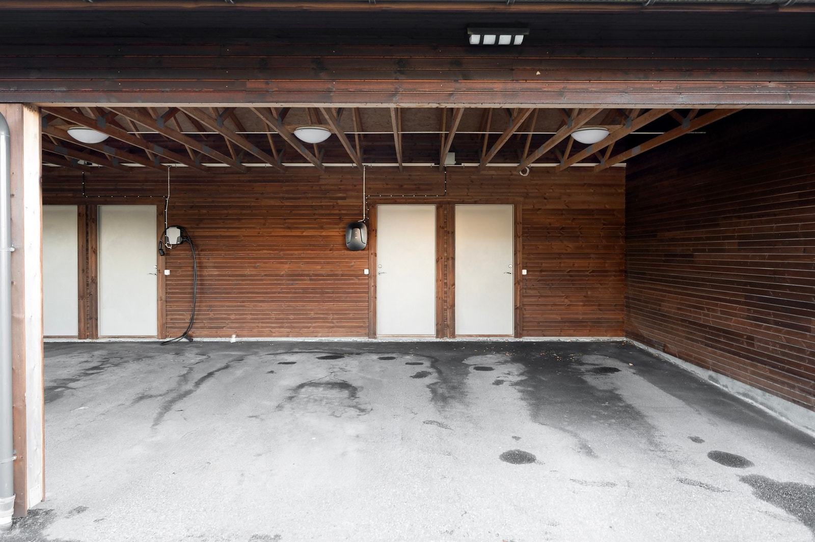 Montert el-bil lader i carport. Galleribilde