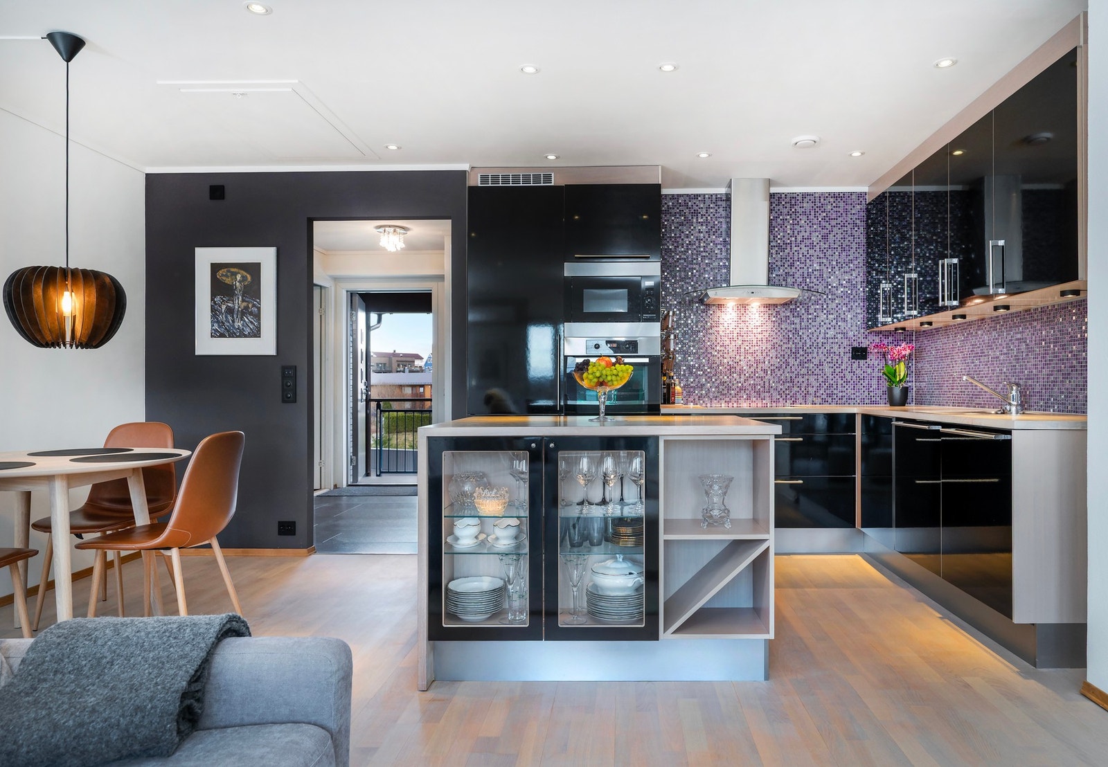 Kjøkkenet er fra HTH og har innredning med glatte fronter. Galleribilde