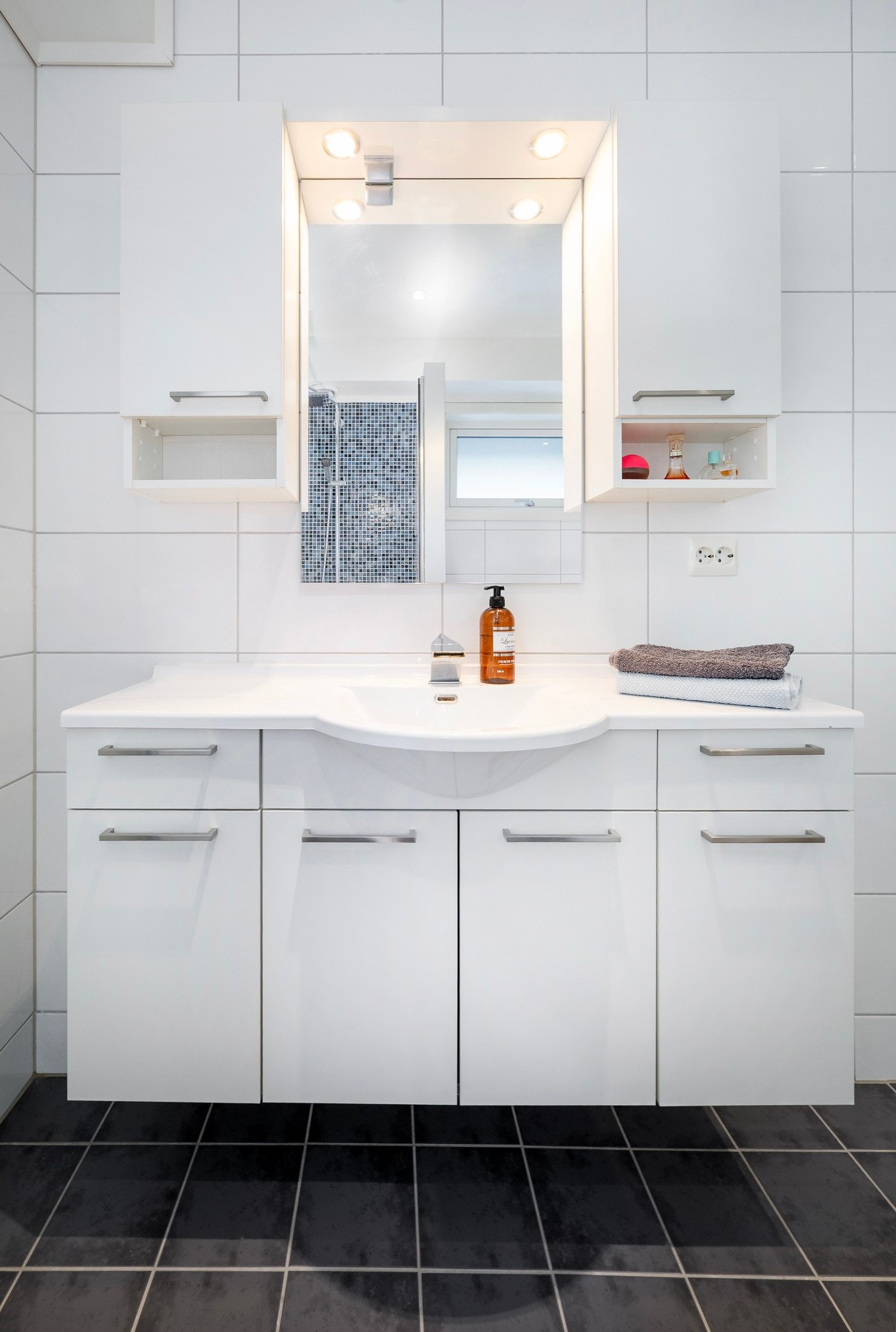 Godt med oppbevaringsplass i innredningen. Galleribilde