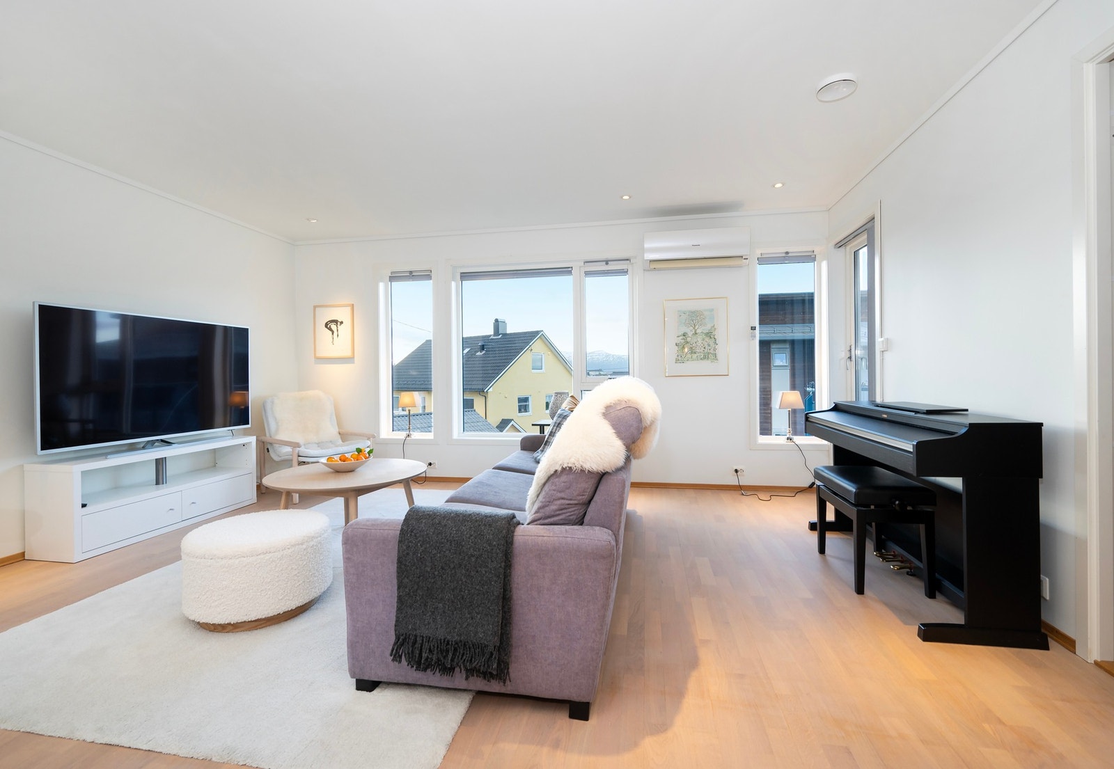 Store vindusflater slipper inn godt med naturlig lys. Galleribilde