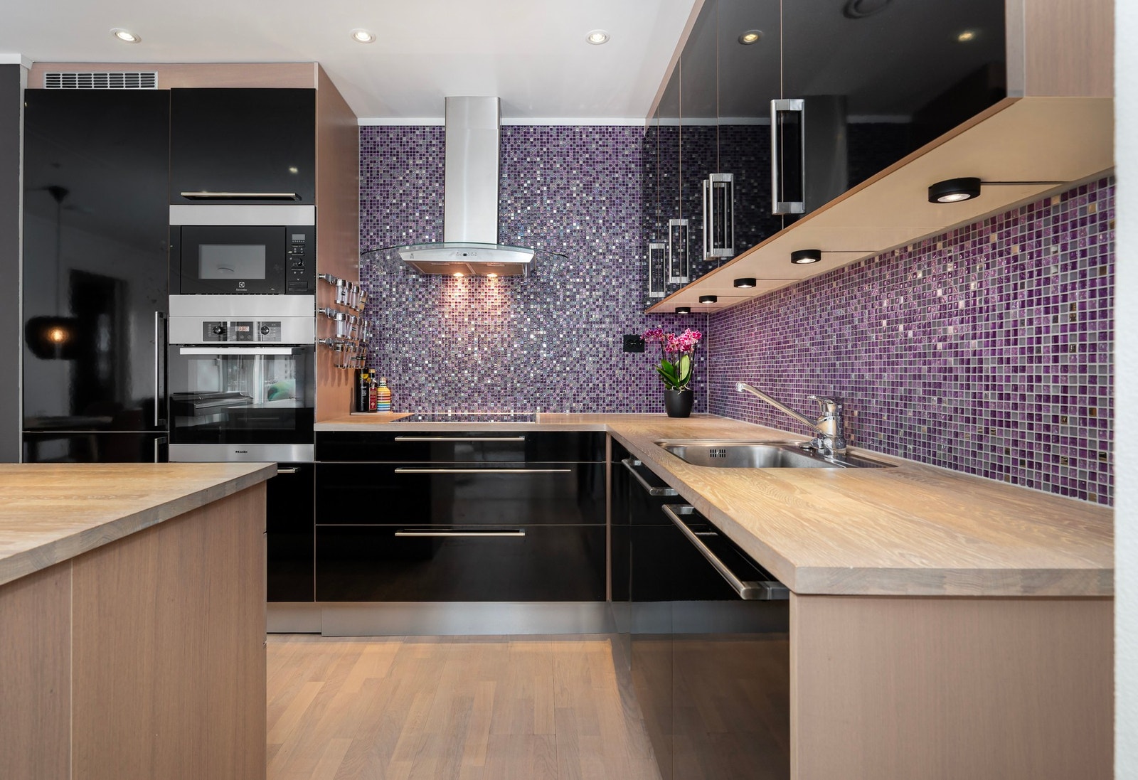 Benkeplaten er av laminat med nedfelt vask. Galleribilde