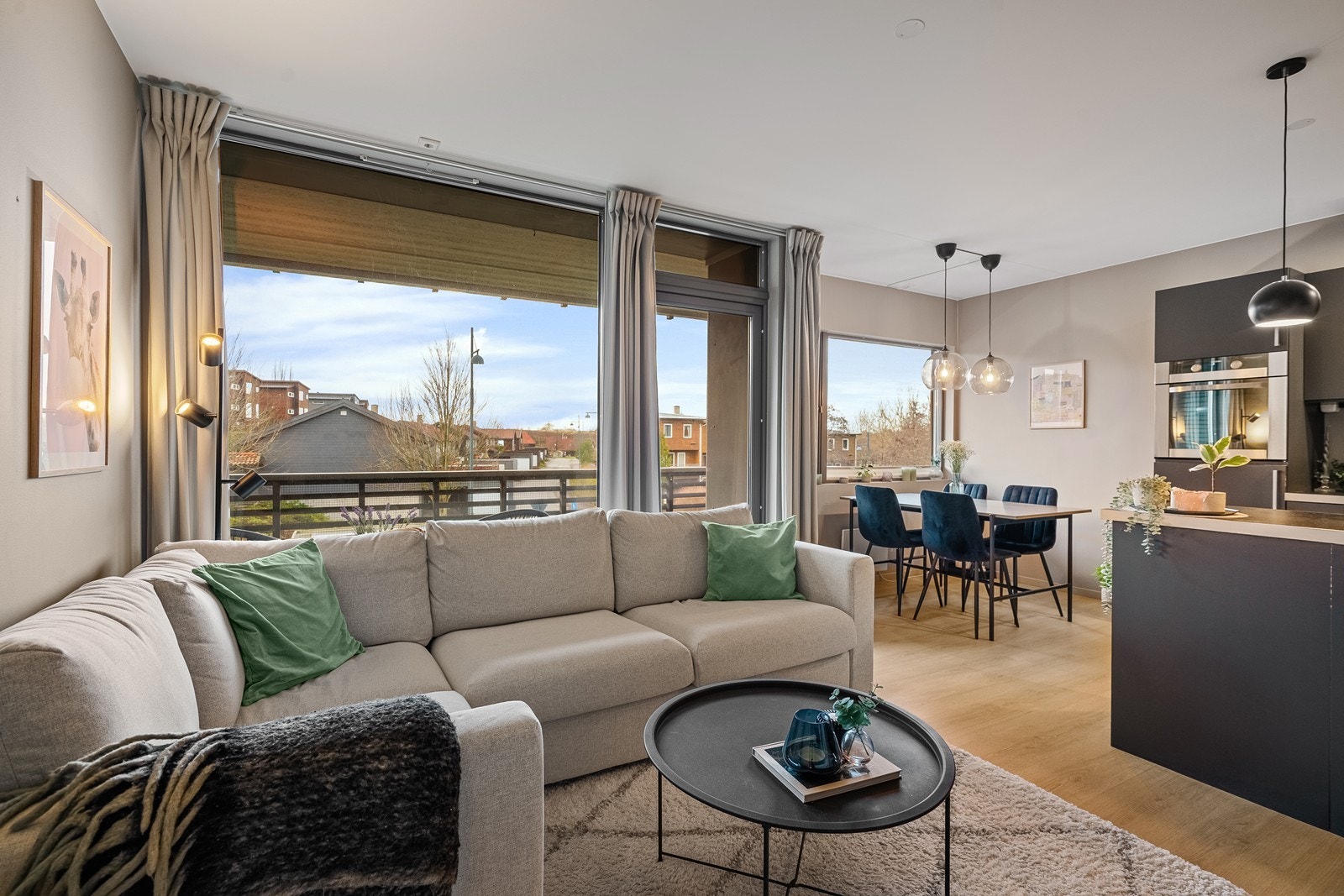 Stuen har utgang til romslig vestvendt balkong med gode solforhold. Galleribilde