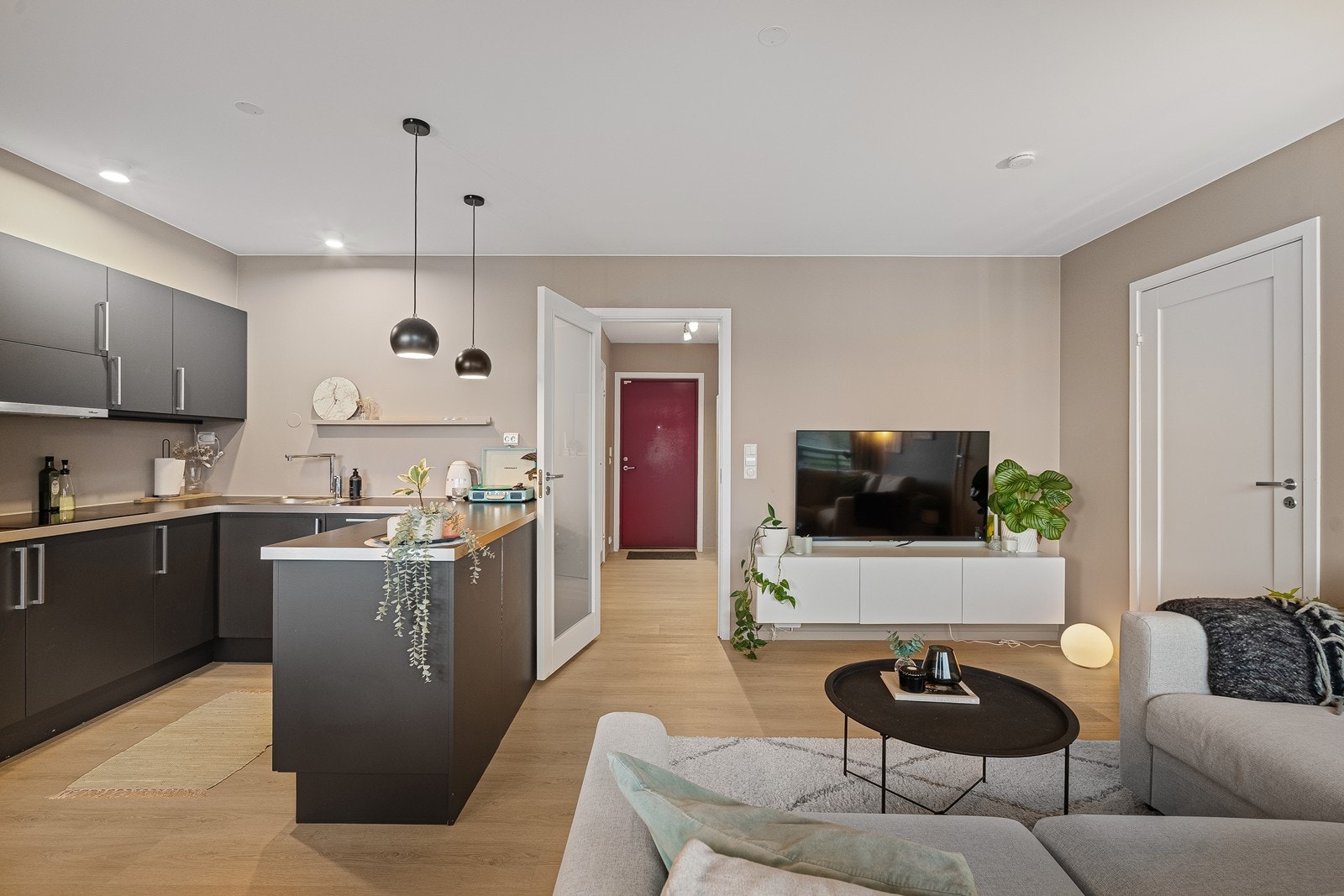 Praktisk og kjekk planløsning i rommet. Galleribilde