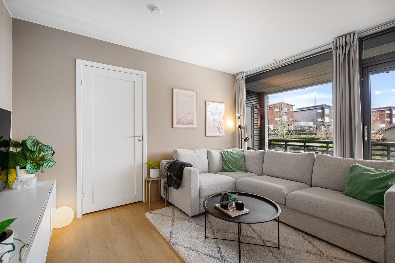 Laminat på gulv, vegger malt i lun og moderne farge. Galleribilde