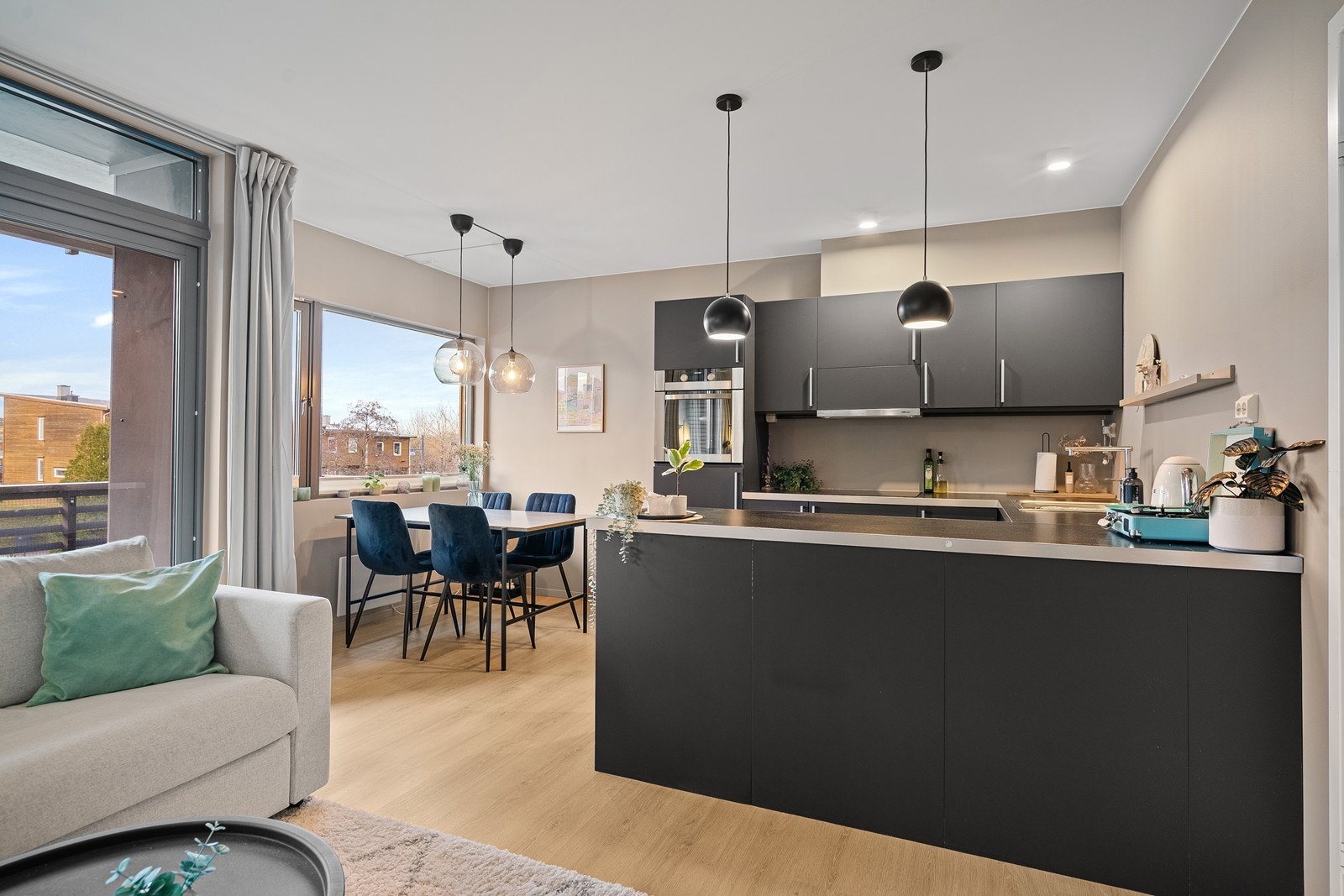 Praktisk arbeidsøy med god belysning over benk. Galleribilde