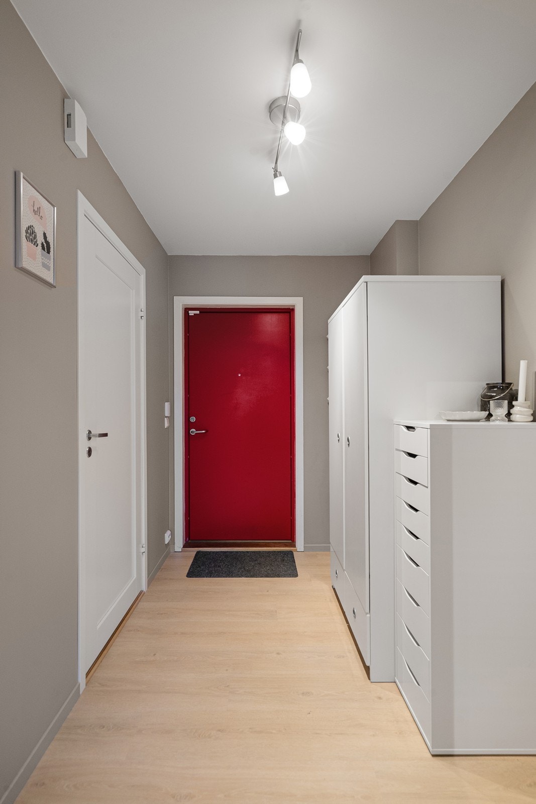 Romslig entre med plass til garderobeløsninger. Galleribilde