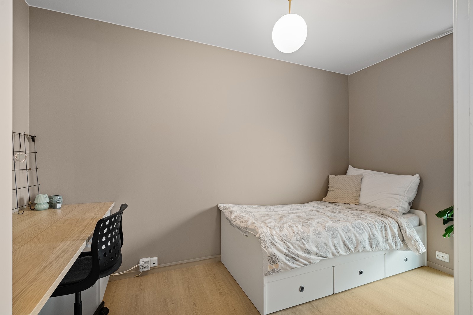 Soverom 2 blir også benyttet som hjemmekontor. Galleribilde