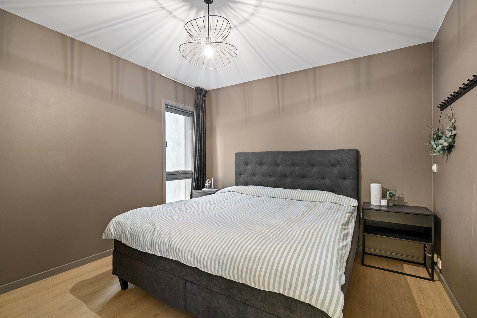 Hovedsoverom har laminat på gulv og malte flater på vegger. Galleribilde