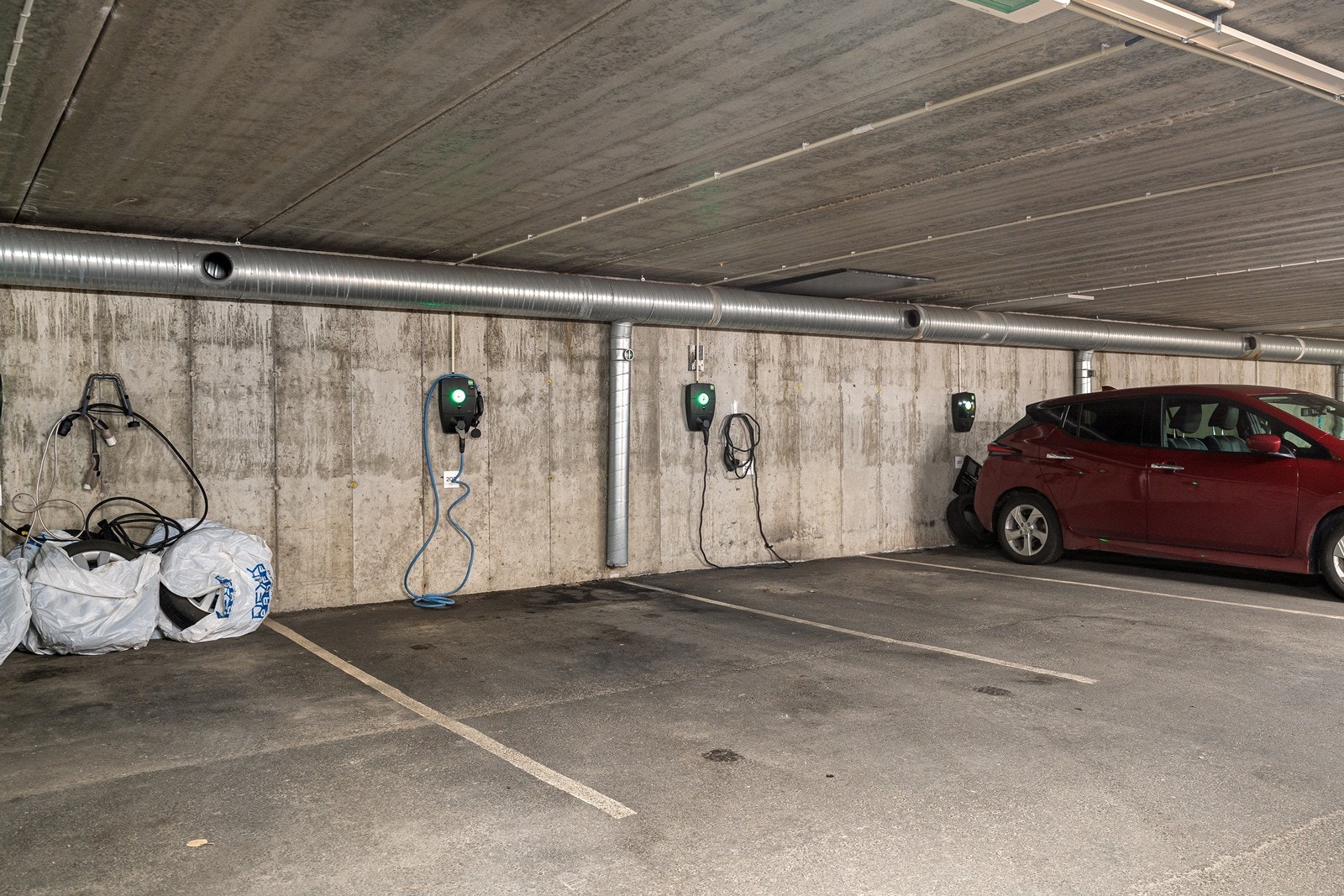 Parkering i lukket garasjeanlegg med el-lader. Gjesteparkering like ved blokken Galleribilde