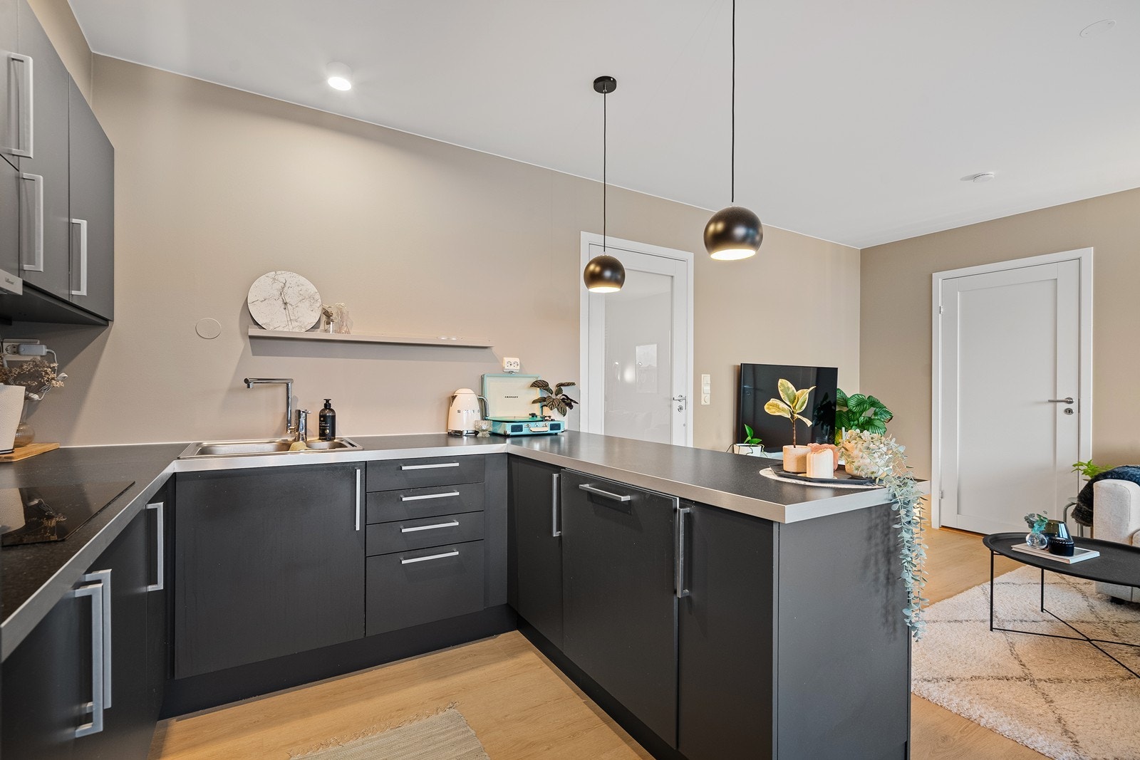 Innholdsrikt kjøkken i åpen løsning. Her er godt med skap og benkplass. Alle hvitevarer er integrert. Galleribilde