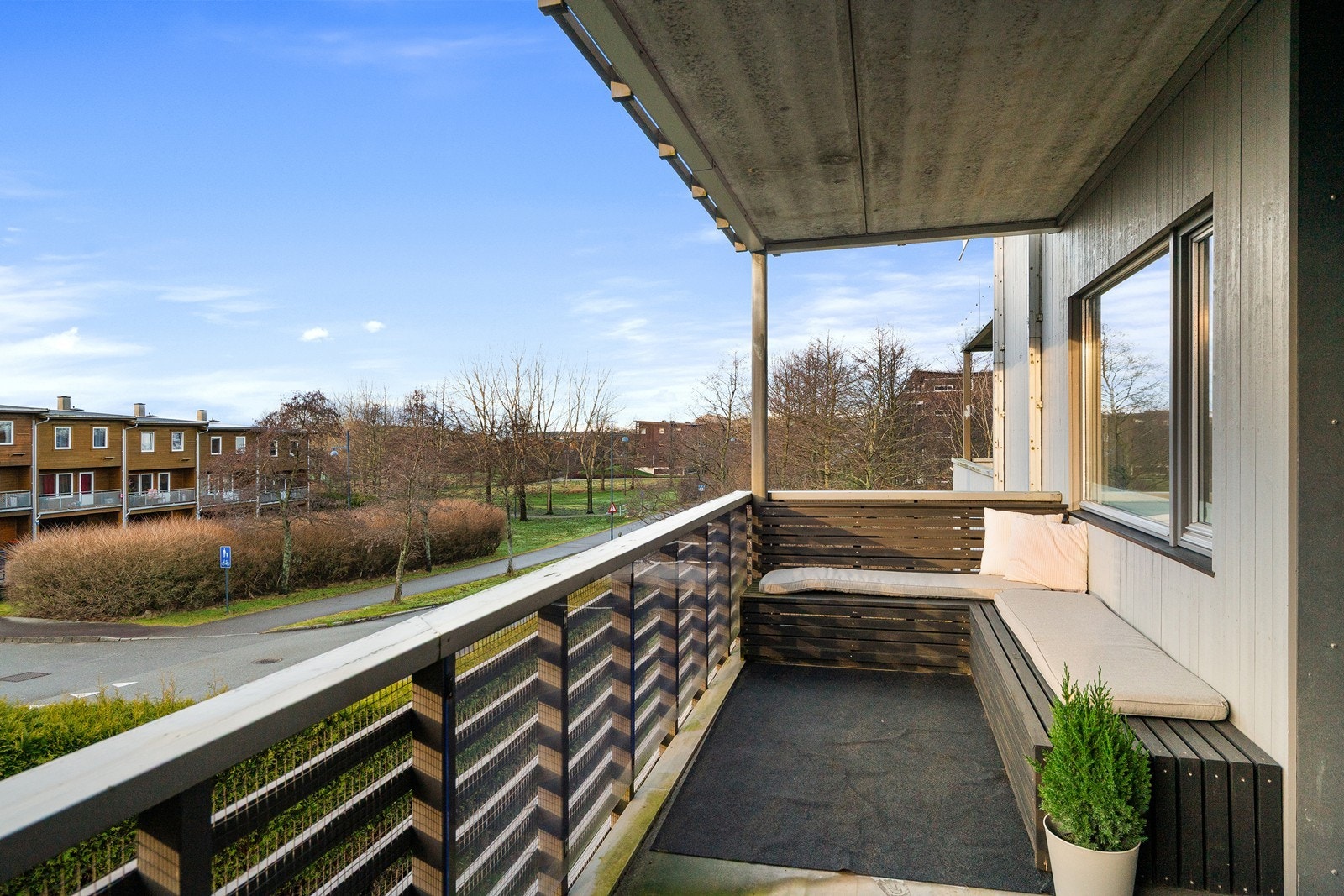 Romslig og solrik vestvendt balkong med utgang fra stuen. Galleribilde