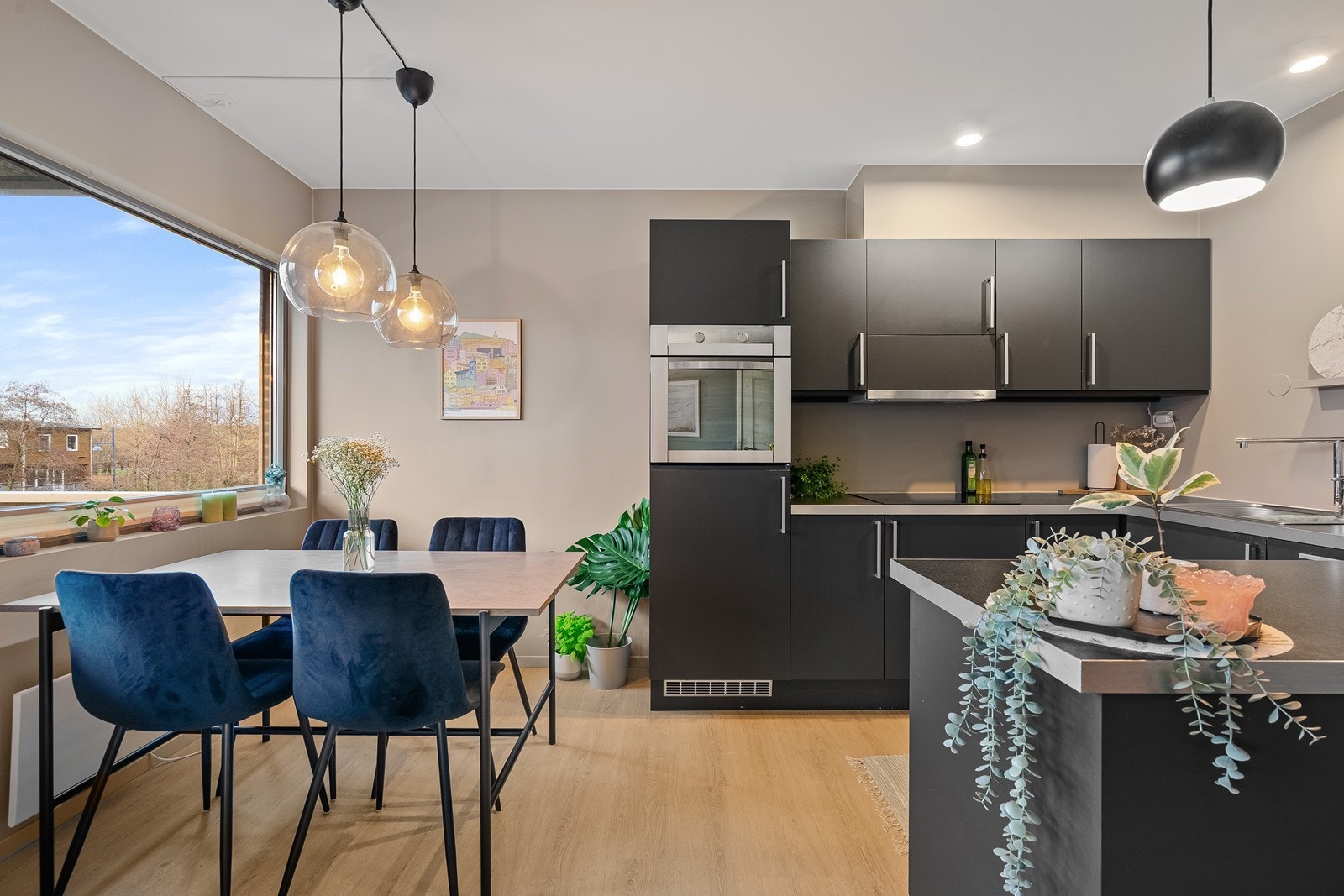 Romslig spiseplass i bakkant av kjøkken. Galleribilde