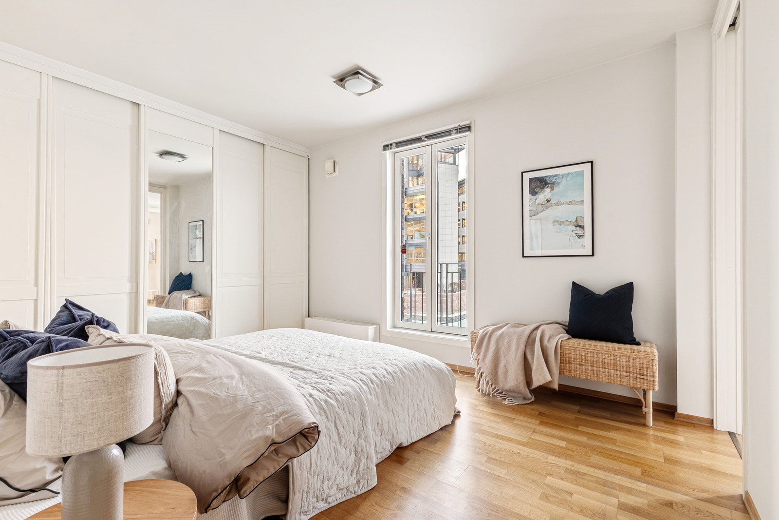 Det er satt inn en romslig garderobeløsning med god plass til oppbevaring av klær og tilbehør. Galleribilde