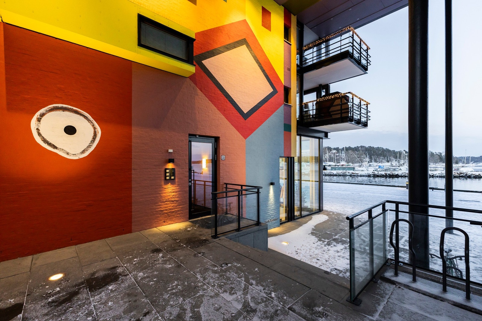 Adkomst gjøres via felles trappegang med heis og callinganlegg. Galleribilde