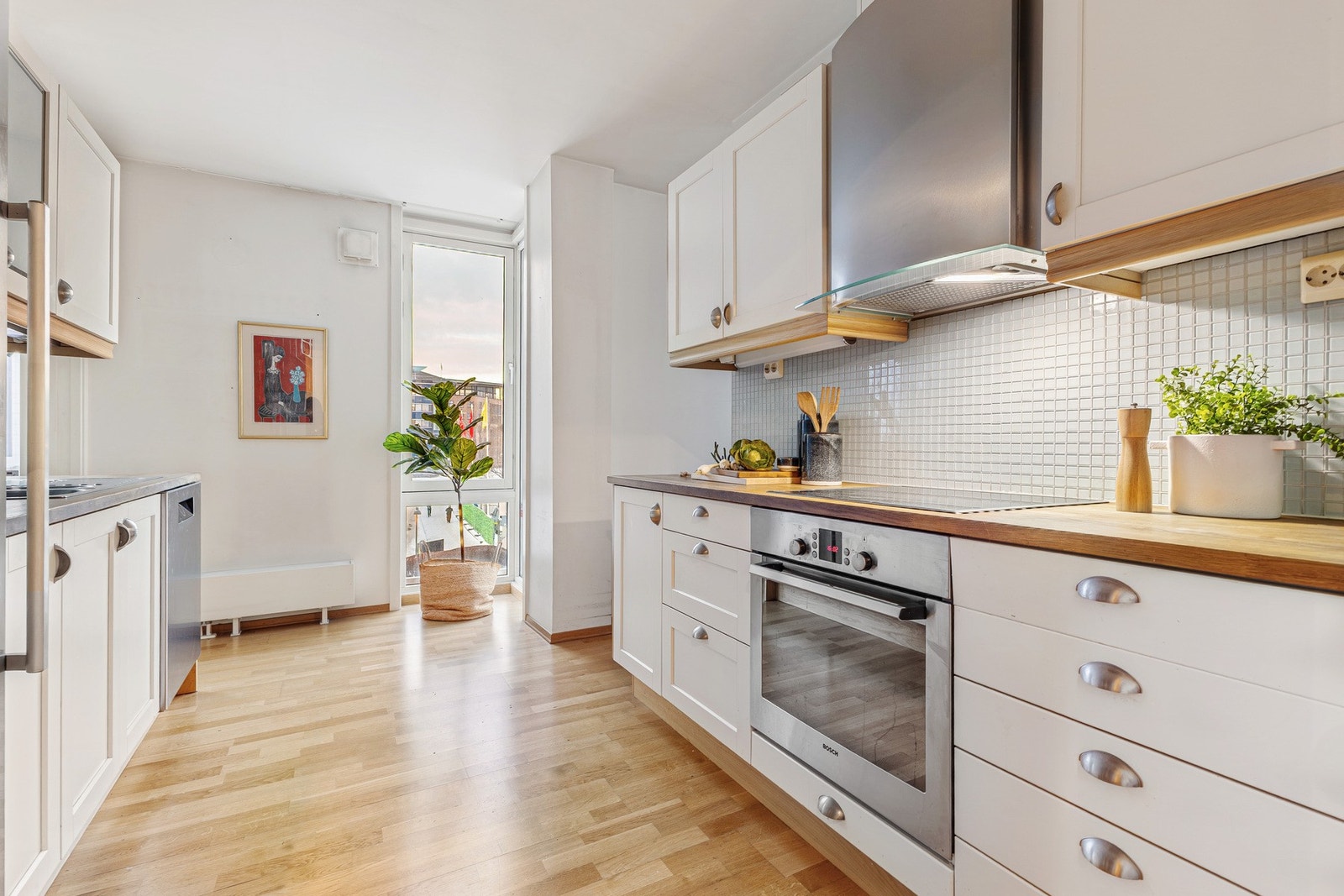 Kjøkkenet ligger i praktisk tilknytning til stuen. Galleribilde