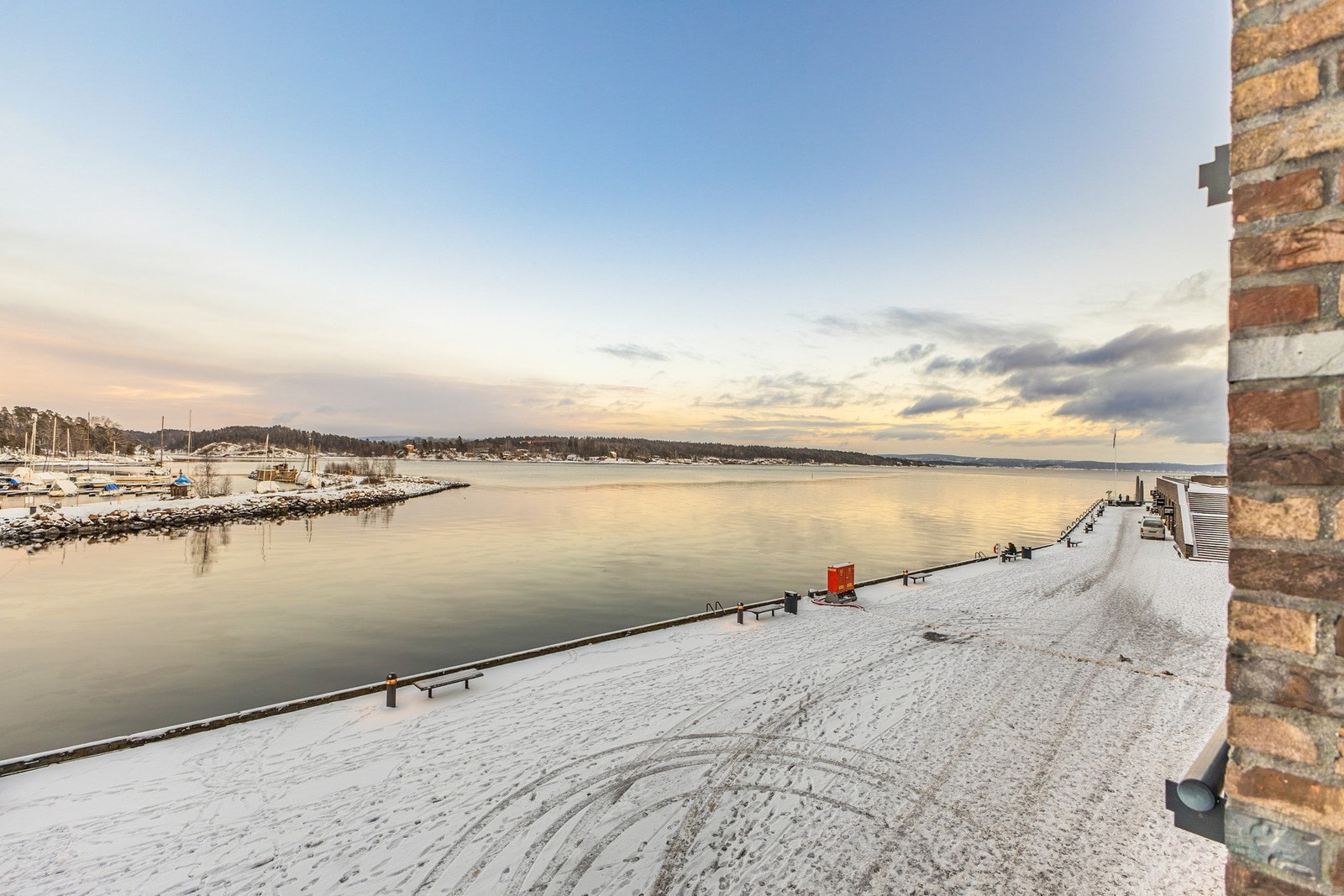 Her kan du nyte avslappende sommerdager med en flott sjøutsikt som virkelig gir ro i hverdagen. Galleribilde