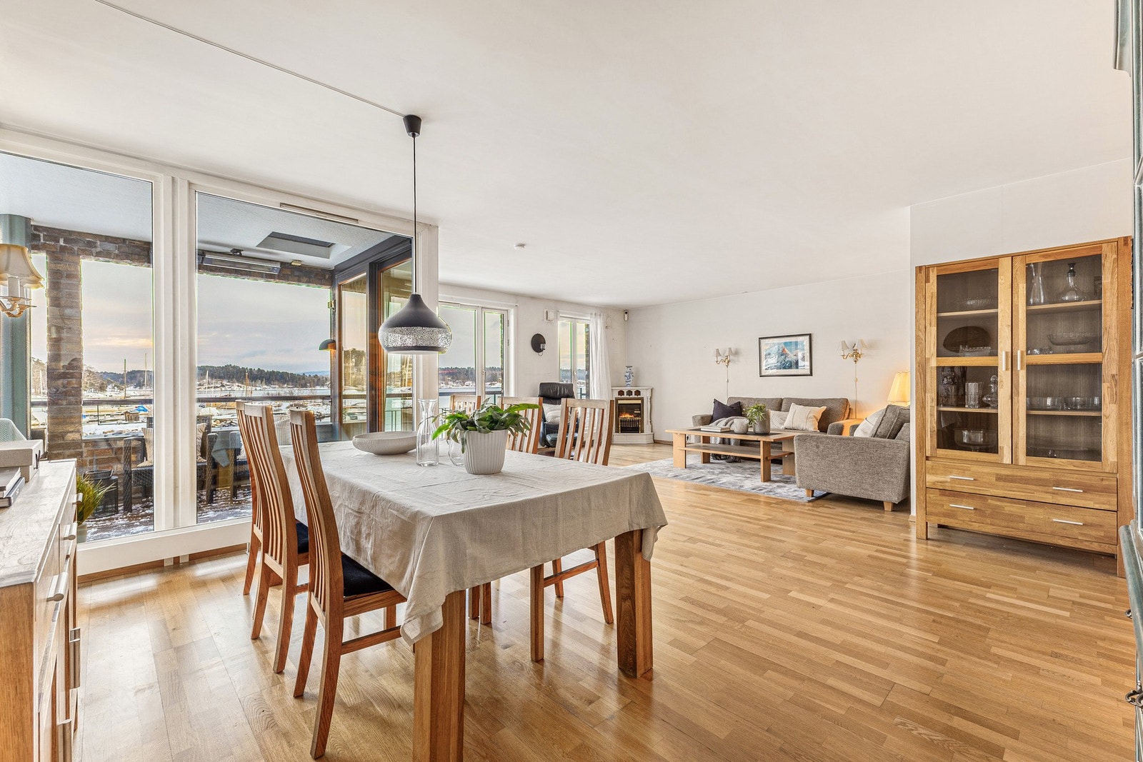 Det er naturlig plass til både en spisegruppe, sofa og TV med tilhørende møblement. bokostnader. Galleribilde