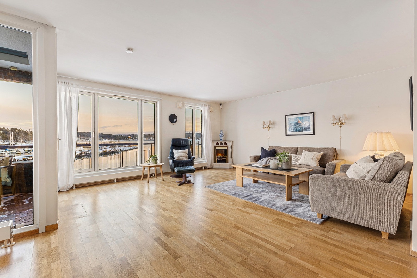 Leiligheten har en stor og innbydende stue. Galleribilde