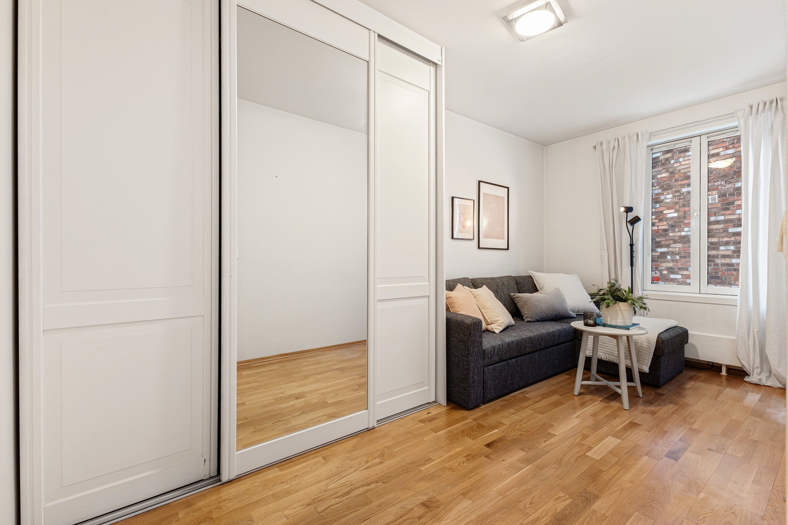 De andre soverommene er også av god størrelse med plass til en seng, nattbord og en oppbevaringsløsning. Galleribilde