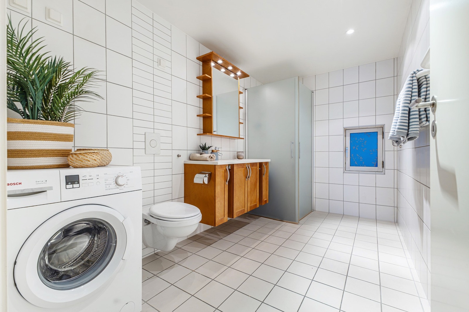 Leiligheten har et romslig, flislagt bad med vannbåren gulvvarme. Galleribilde