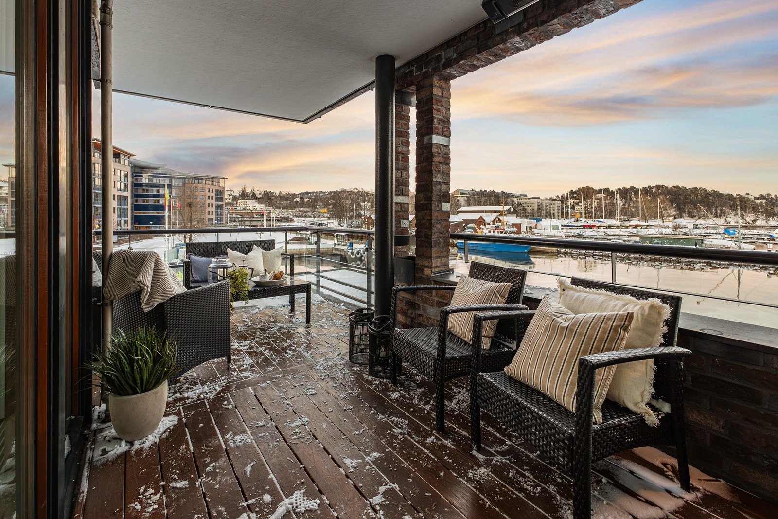 Det er god plass til å innrede med en sittegruppe, grill og dekorativ beplantning Galleribilde