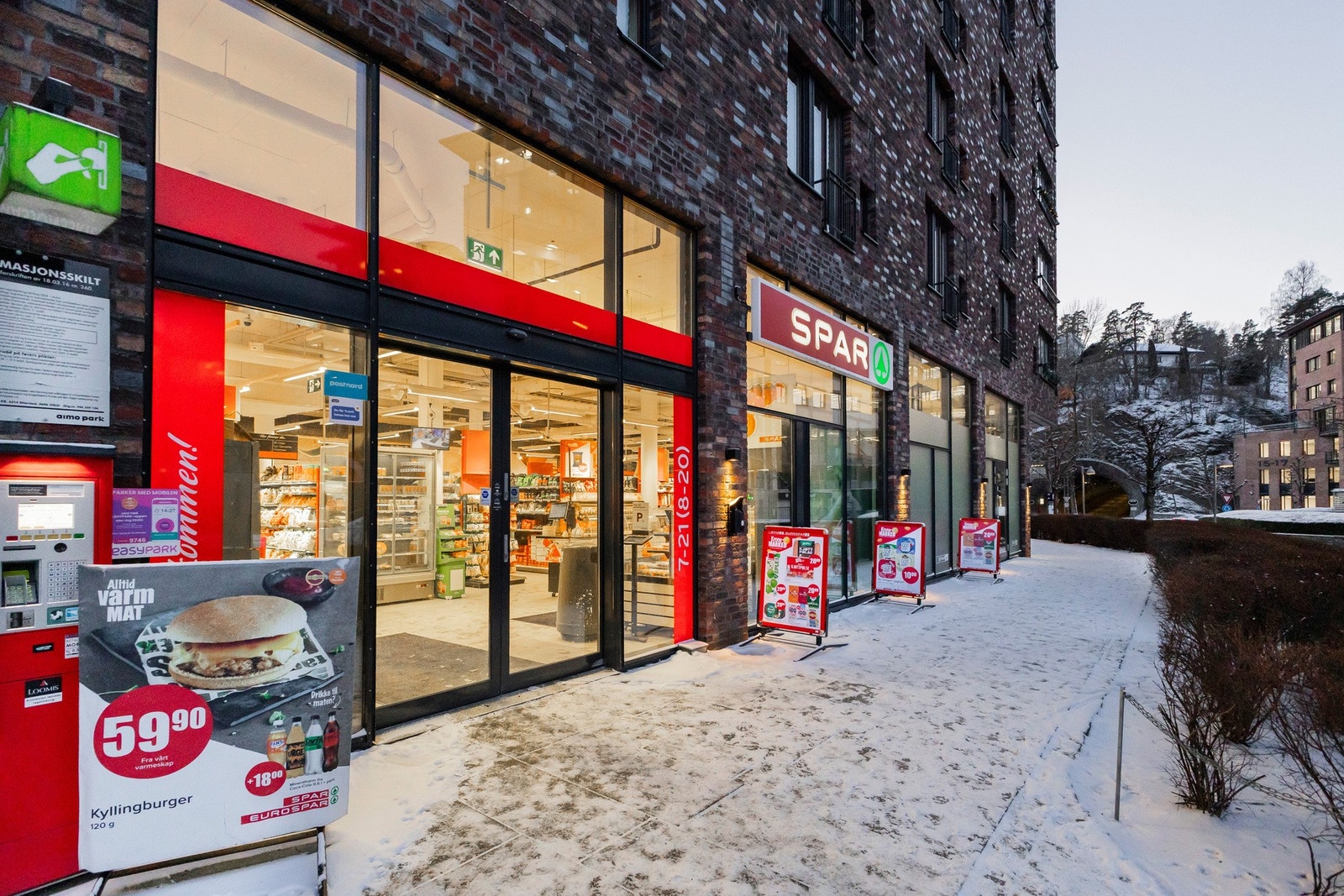 Ca. 50 meter til Sparbutikk rett utenfor oppgangsdøren. Galleribilde